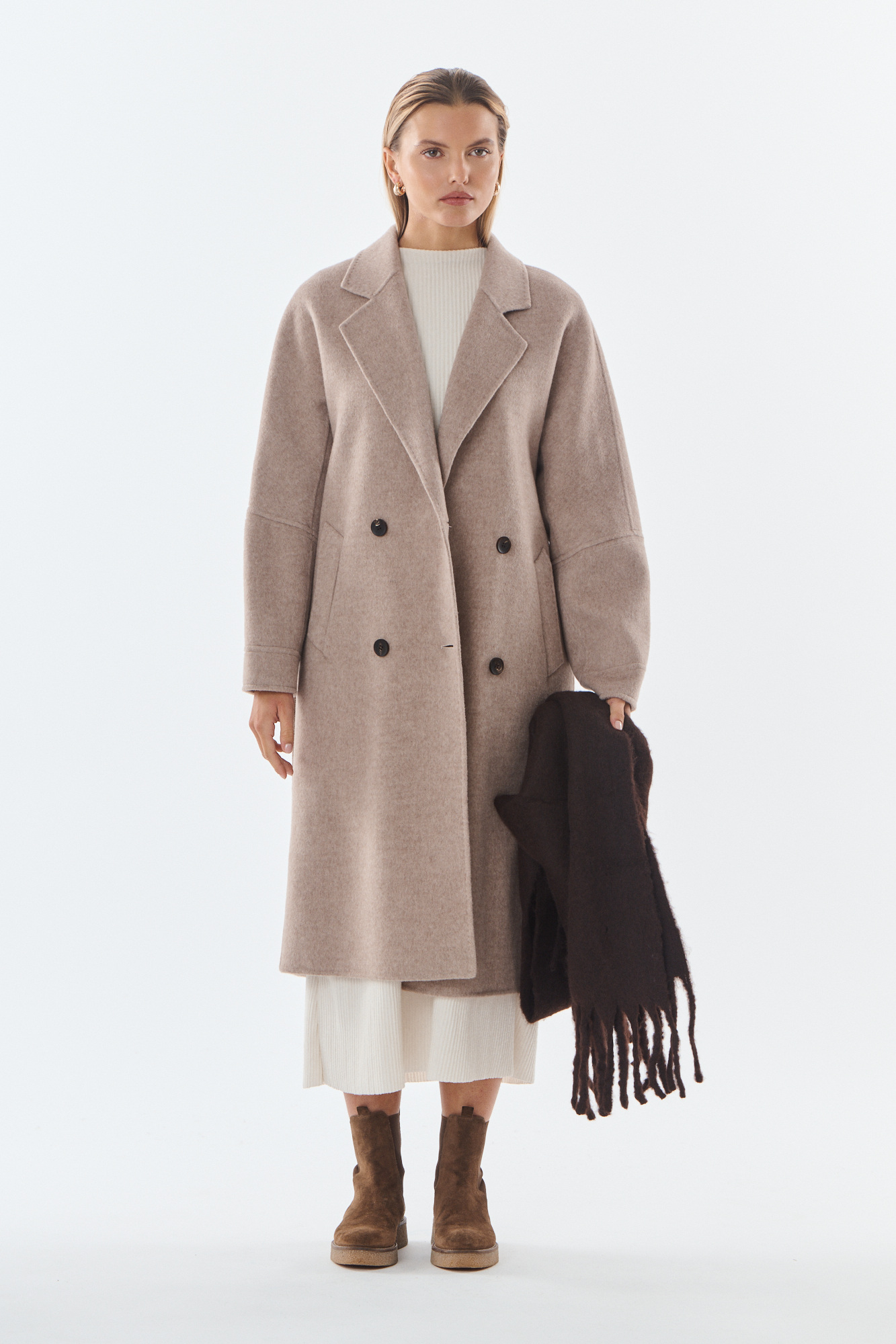 Grossiste Giovanni Paris - Manteau long en laine et cachemire mélangé, col cranté, fermeture croisée boutonnées, coupe oversize, détails structurés sur les manches
