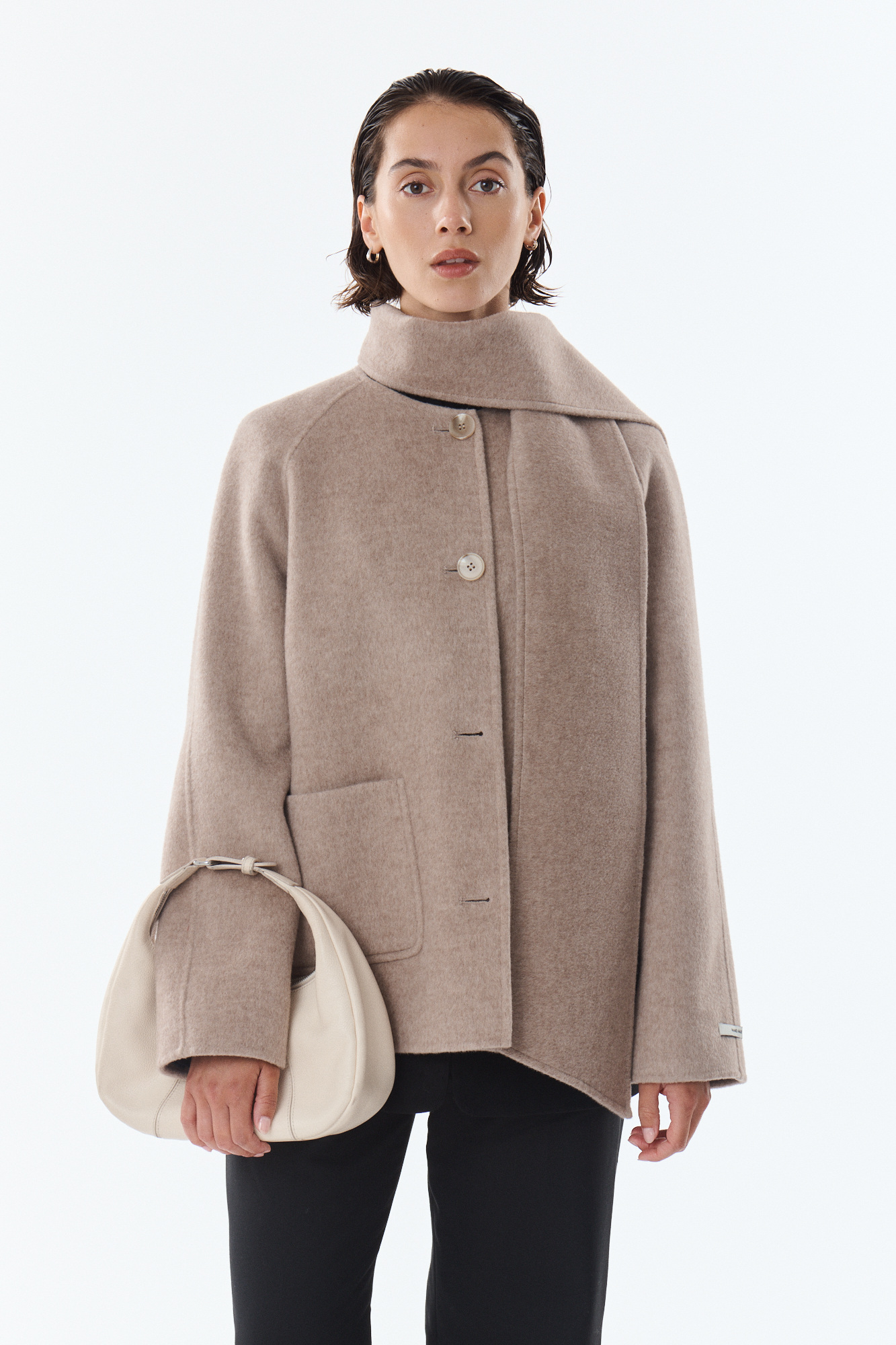 Grossiste Giovanni Paris - Manteau en laine et cachemire coupe droite mi-longue, avec col montant façon écharpe