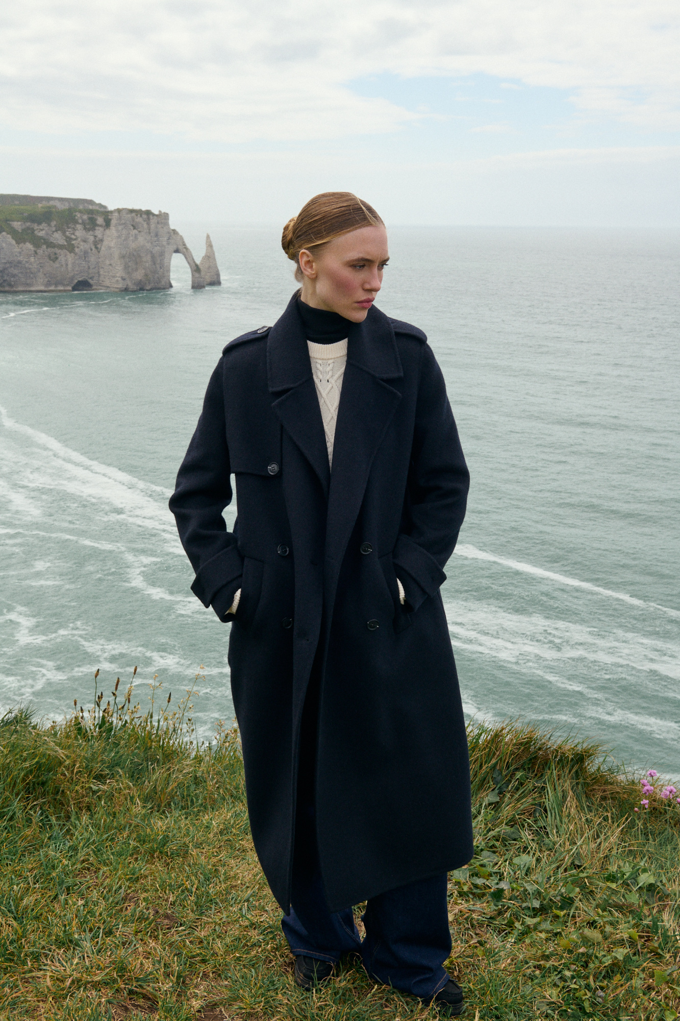 Grossiste Giovanni Paris - Manteau long en laine et cachemire mélangé façon trench, coupe croisée boutonnée, poignets ajustables à boucle
