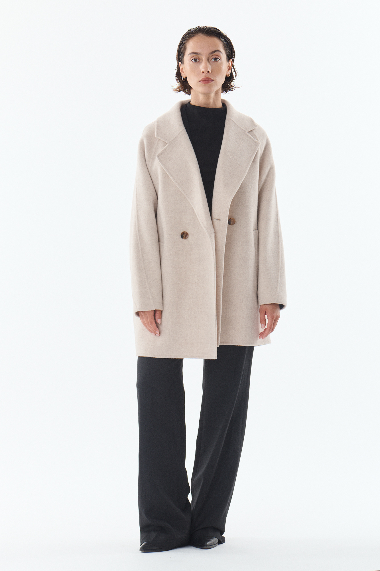 Großhändler Giovanni Paris - Mittellange Jacke aus Woll- und Kaschmirmischung, Oversize-Schnitt, mit vorderseitigem Kreuzknopfverschluss