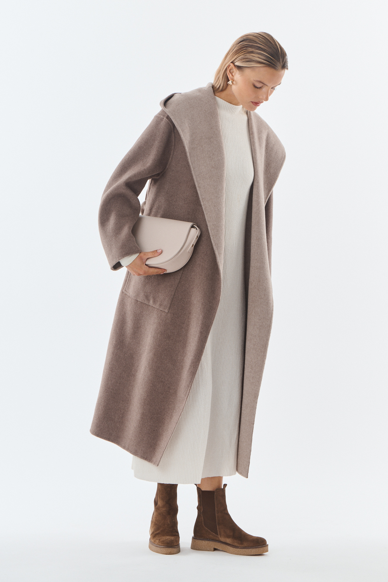 Großhändler Giovanni Paris - Langer Mantel aus Woll- und Kaschmirmischung, breite Kapuze im Schalkragenstil, aufgesetzte Taschen, Wickelverschluss mit Bindegürtel
