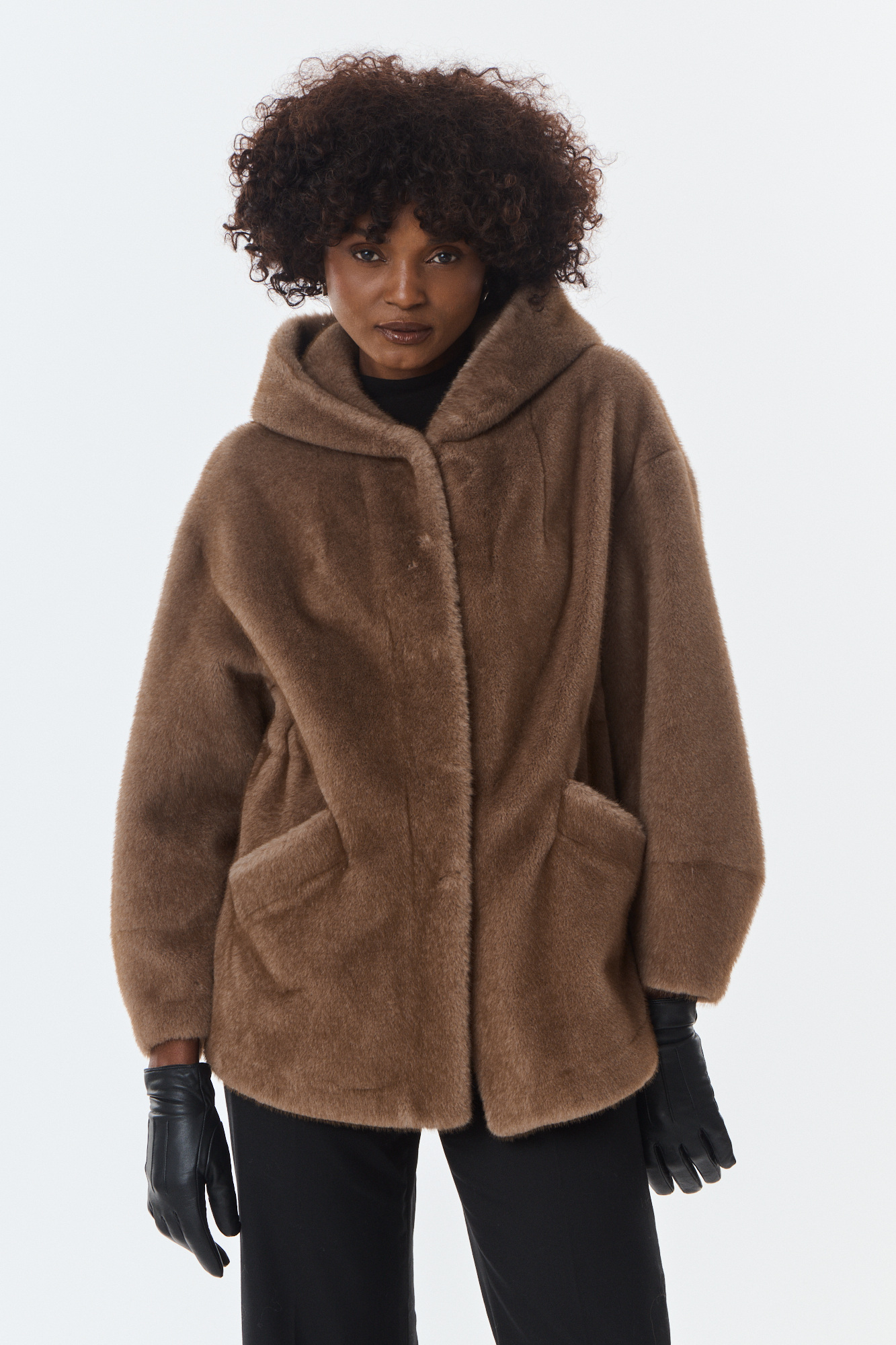Grossista Giovanni Paris - Cappotto in pelliccia sintetica con bottoni a gancio nascosti, cappuccio, vestibilità dritta e rilassata