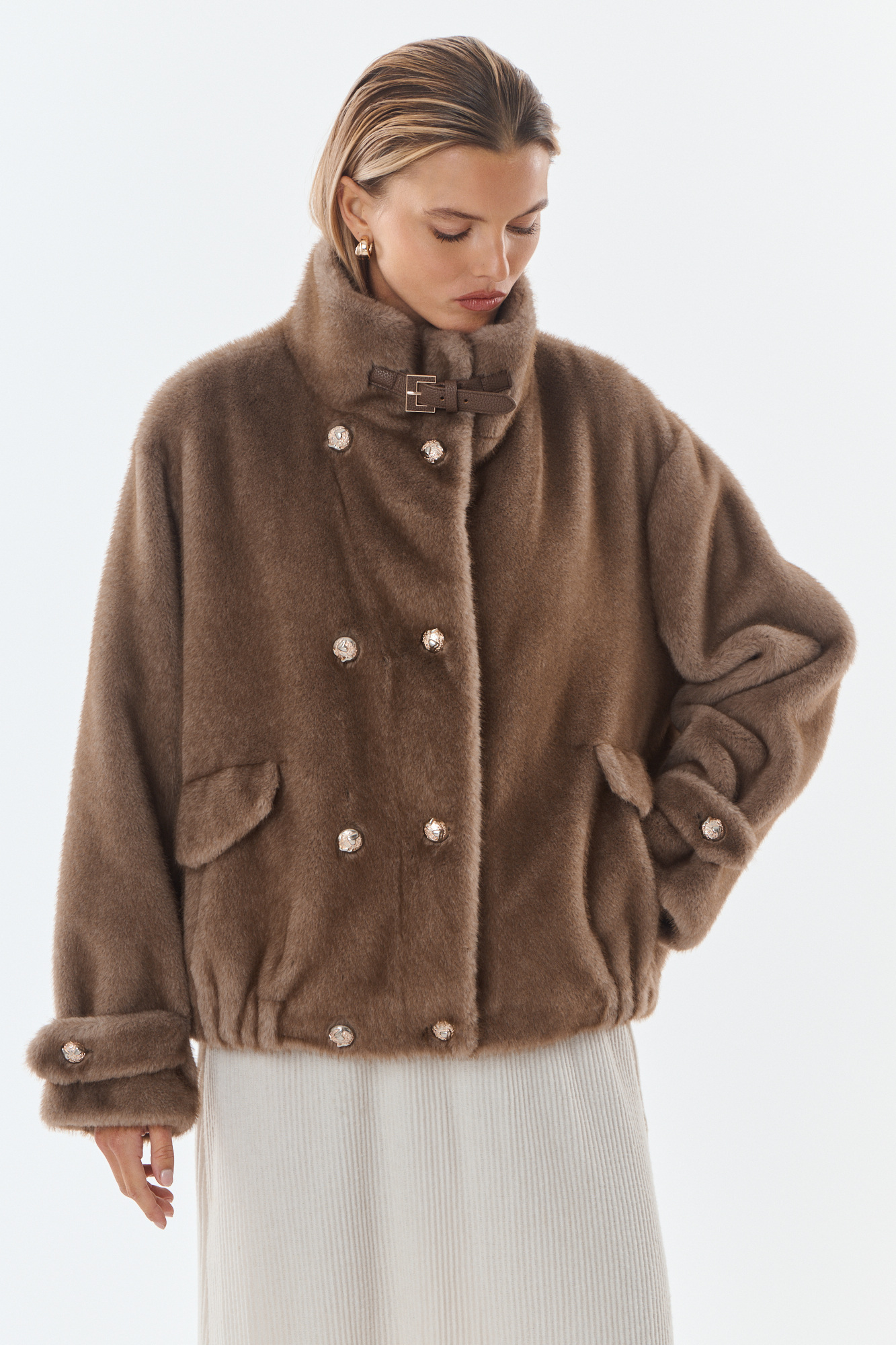 Grossiste Giovanni Paris - Veste en fausse fourrure avec boutons dorés, col haut avec fermeture, coupe légèrement oversize