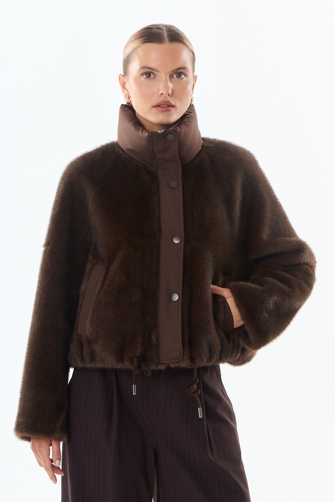 Großhändler Giovanni Paris - Reißverschlussjacke aus Kunstpelz mit Knöpfen, hohem zweifarbigen Kragen, leicht verkürztem Schnitt, verstellbare Taille mit Kordelzug