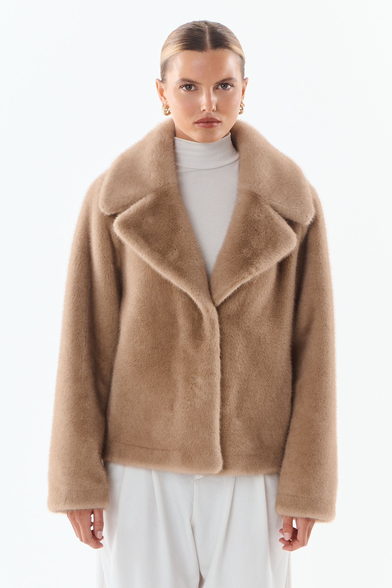 Grossista Giovanni Paris - Giacca in pelliccia sintetica con ganci invisibili, collo ampio, taglio corto leggermente oversize