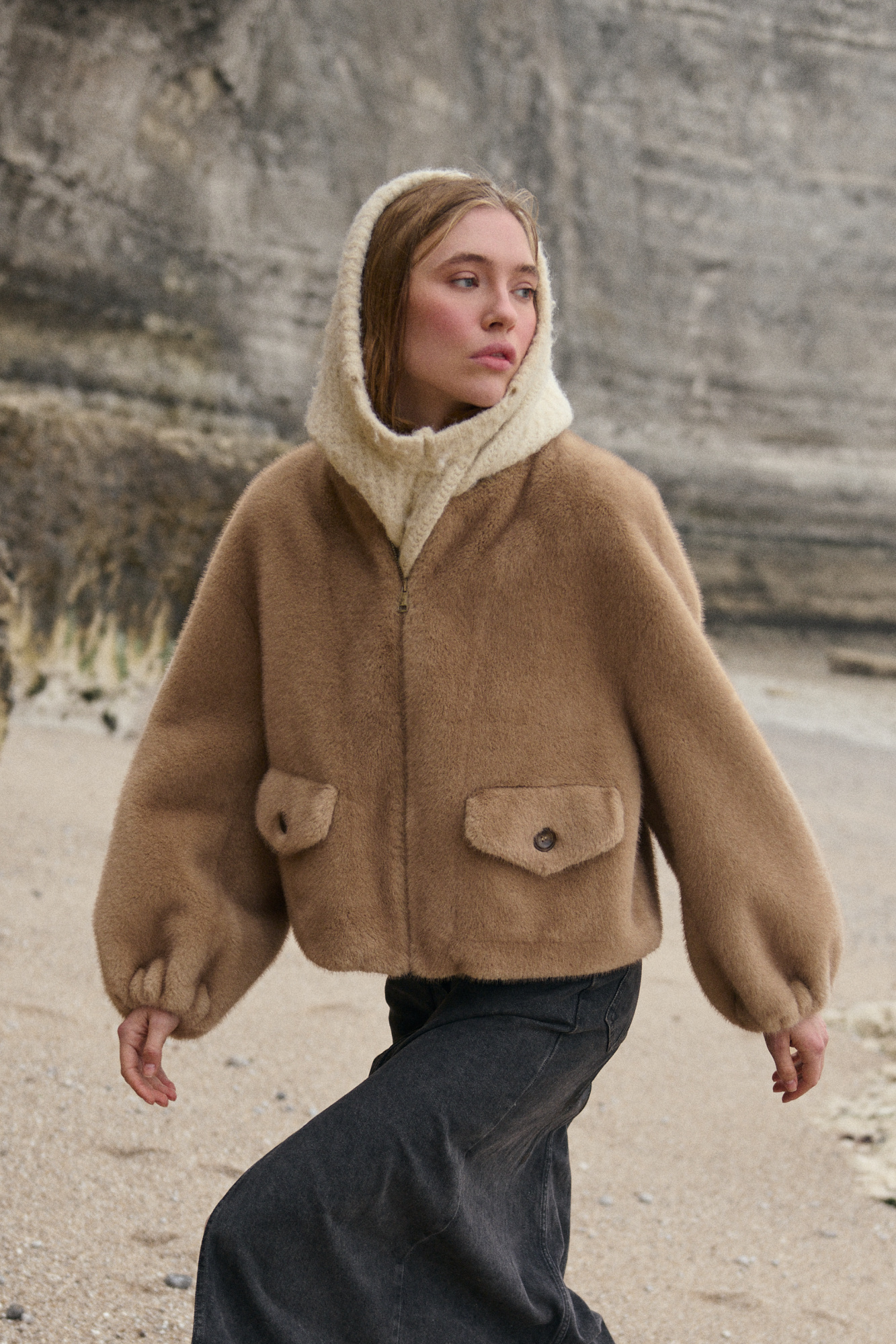 Mayorista Giovanni Paris - Chaqueta de piel sintética con cremallera, cuello acanalado, corte ligeramente oversize y corto, mangas abullonadas
