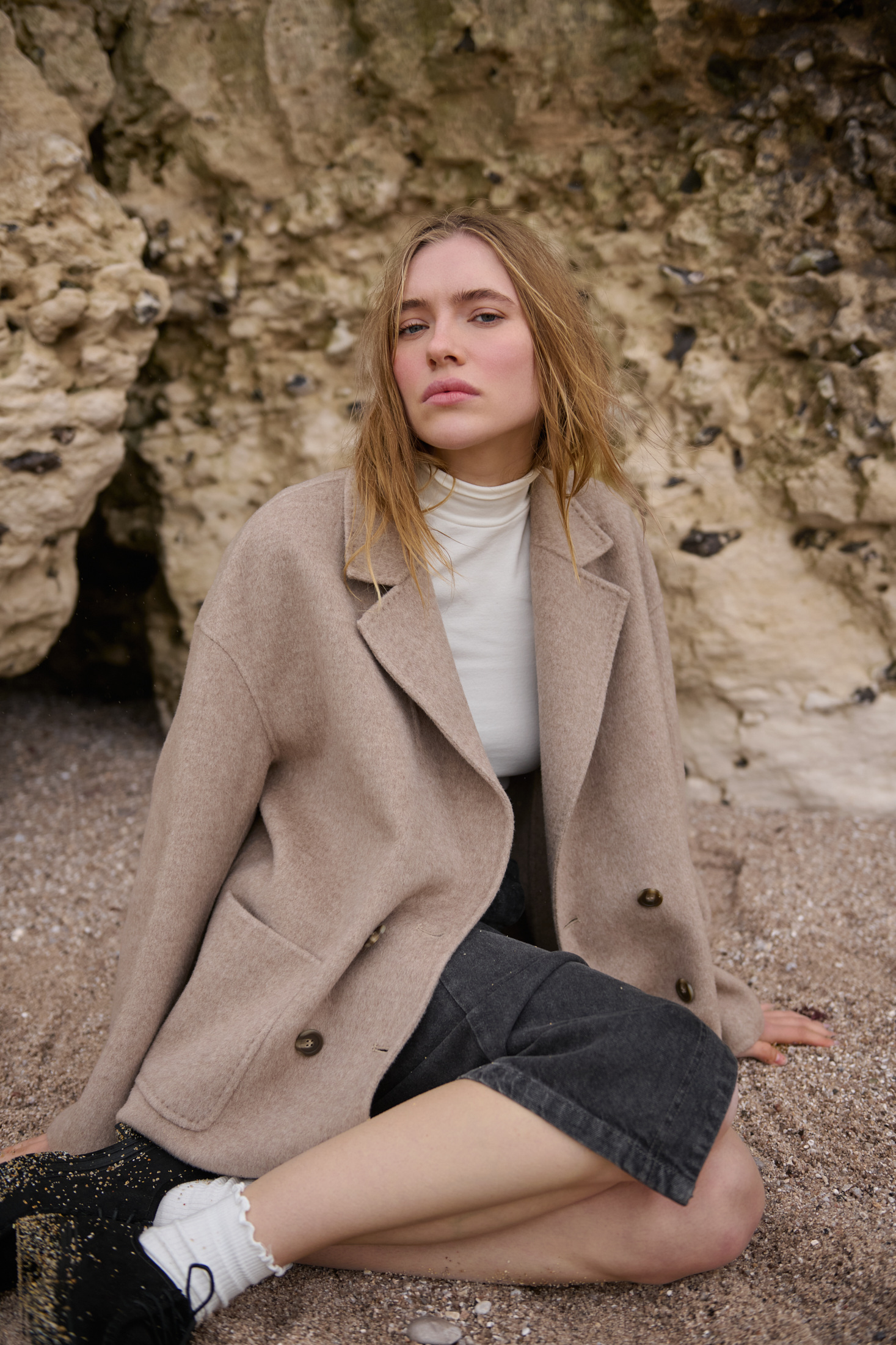 Wholesaler Giovanni Paris - Blended wool jacket with a notched collar, patch pockets, and a double-breasted button closure.