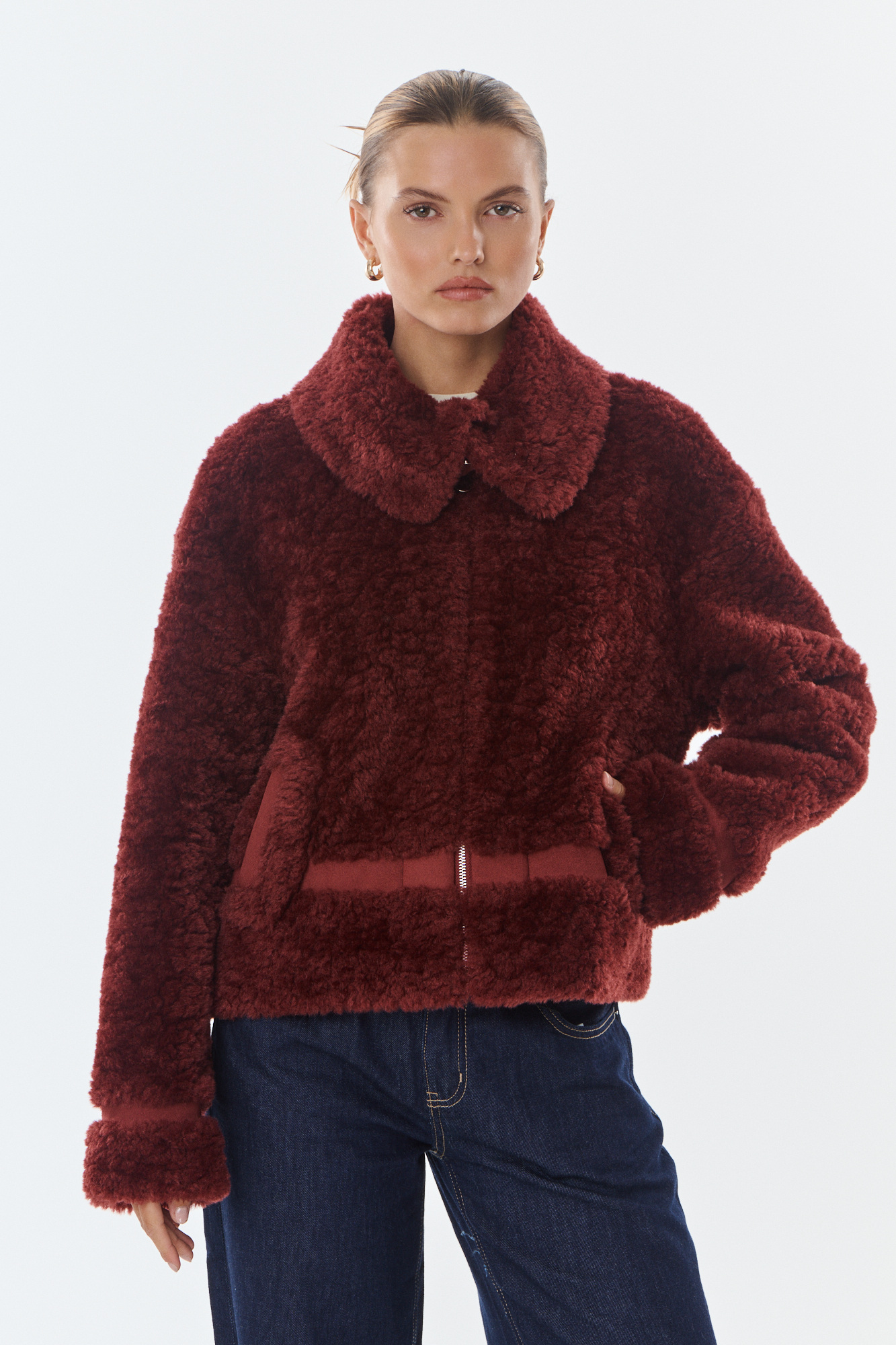 Grossista Giovanni Paris - Giacca bomber in finto shearling con zip, foderata e rifinita in finta lana, taglio leggermente corto, chiusura al collo con bottoni a levetta