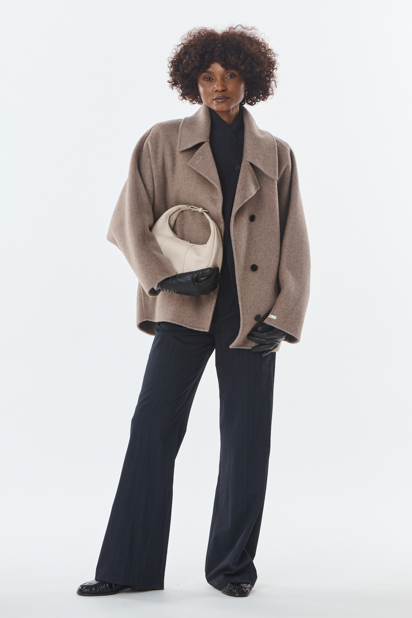 Grossiste Giovanni Paris - Veste en laine avec col cranté, coupe oversize, boutons à l'avant