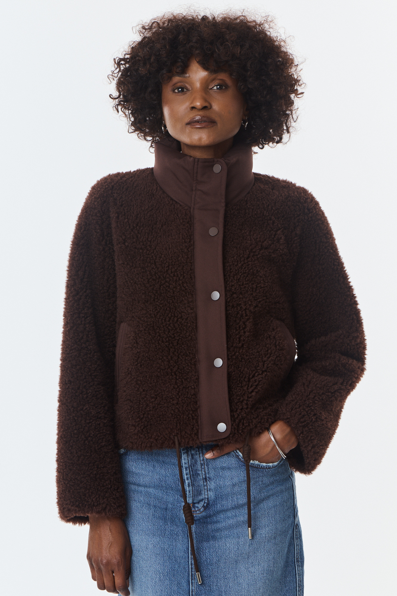 Grossiste Giovanni Paris - Veste zippée en fausse fourrure avec boutons, col montant bi-matière, coupe légèrement raccourcie, taille ajustable avec cordon de serrage