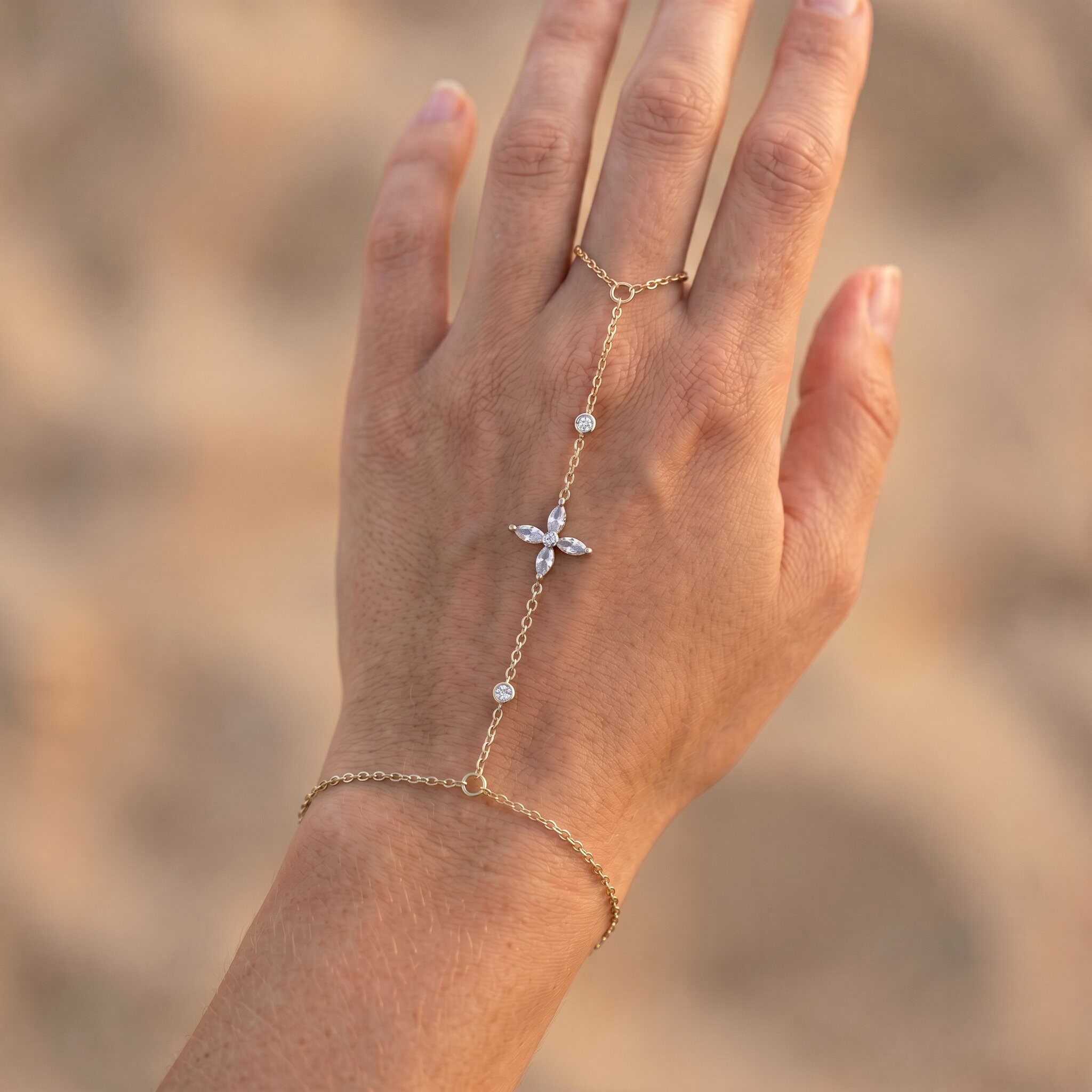 Grossiste Glam Chic - Bracelet de main en acier inoxydable