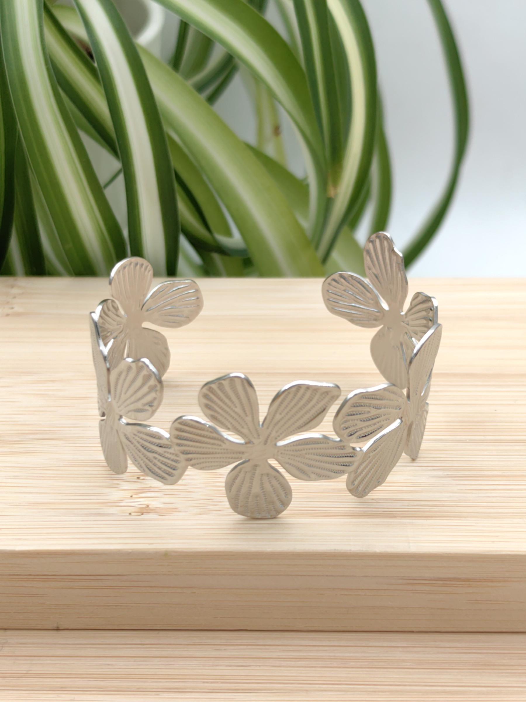 Grossiste Glam Chic - Bracelet jonc fleurs en acier inoxydable