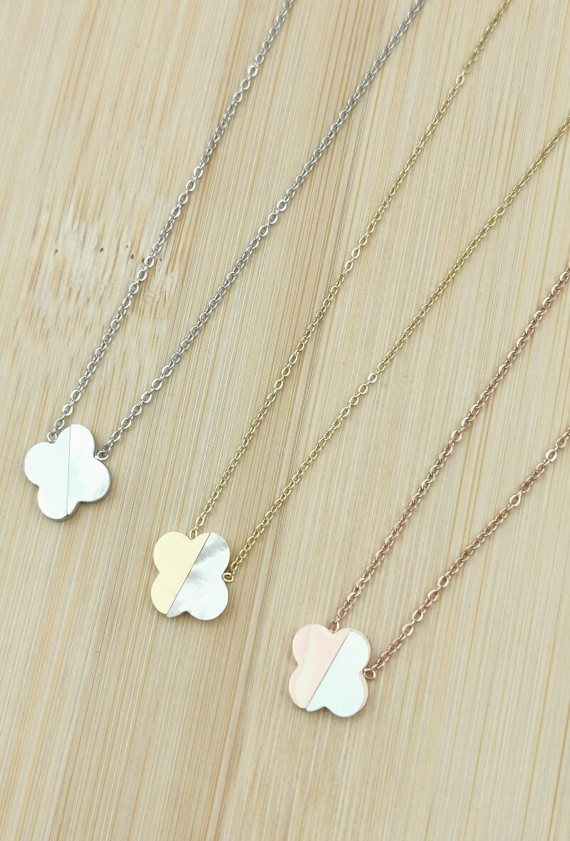 Grossiste Glam Chic - Collier trèfle moitié nacre en acier inoxydable