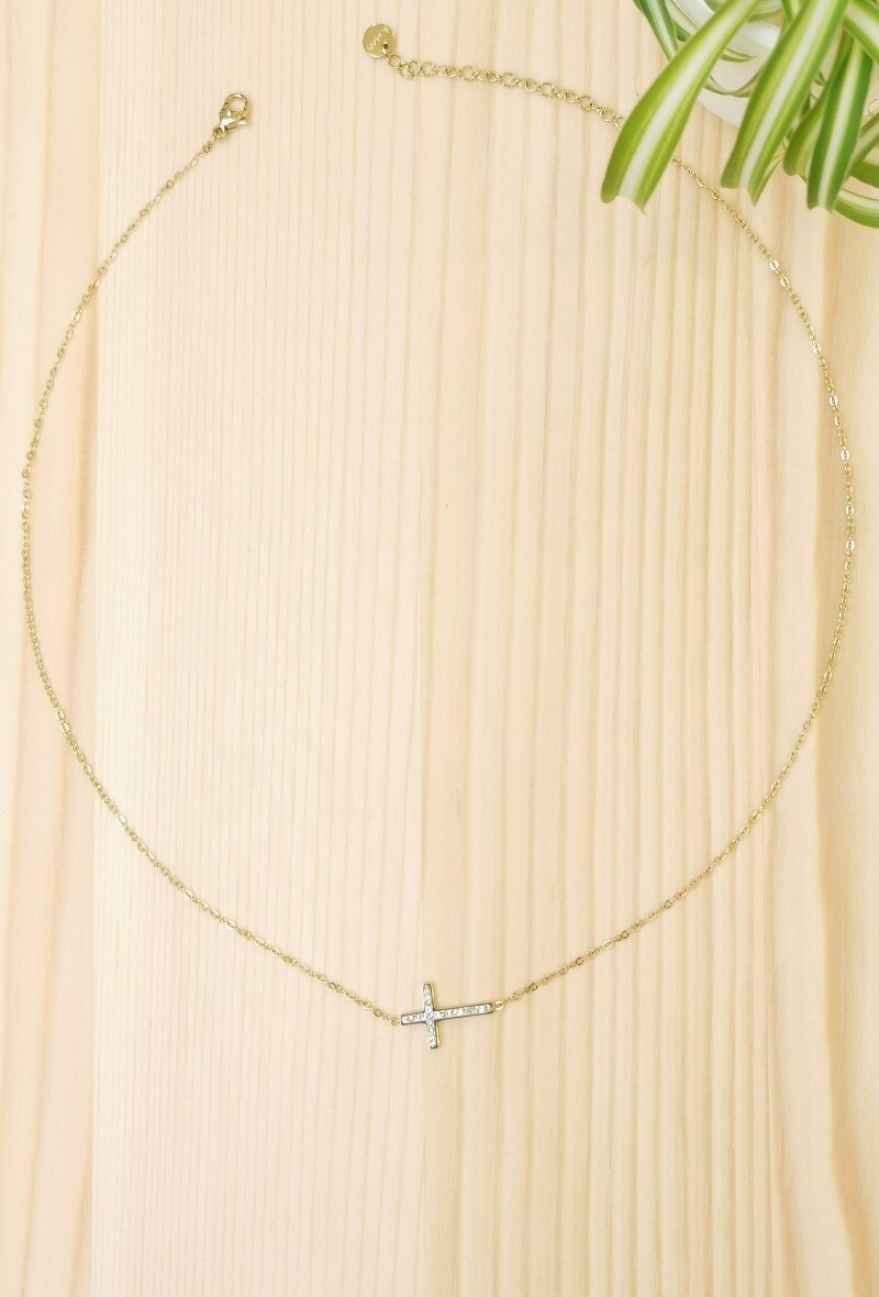 Grossiste Glam Chic - Collier croix avec strass en acier inoxydable