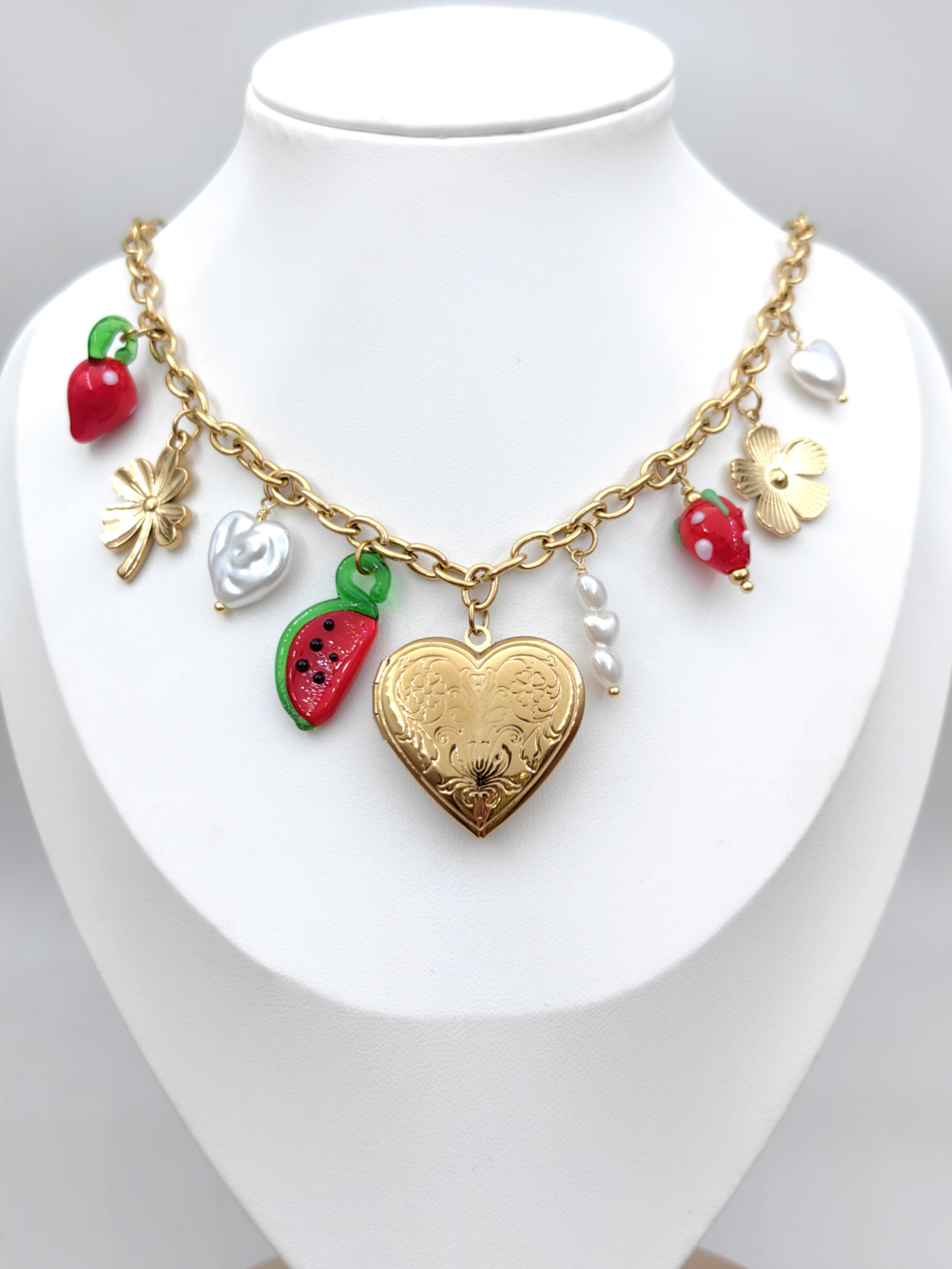 Grossiste Glam Chic - Collier avec médaillon photo cœur et breloques en acier inoxydable