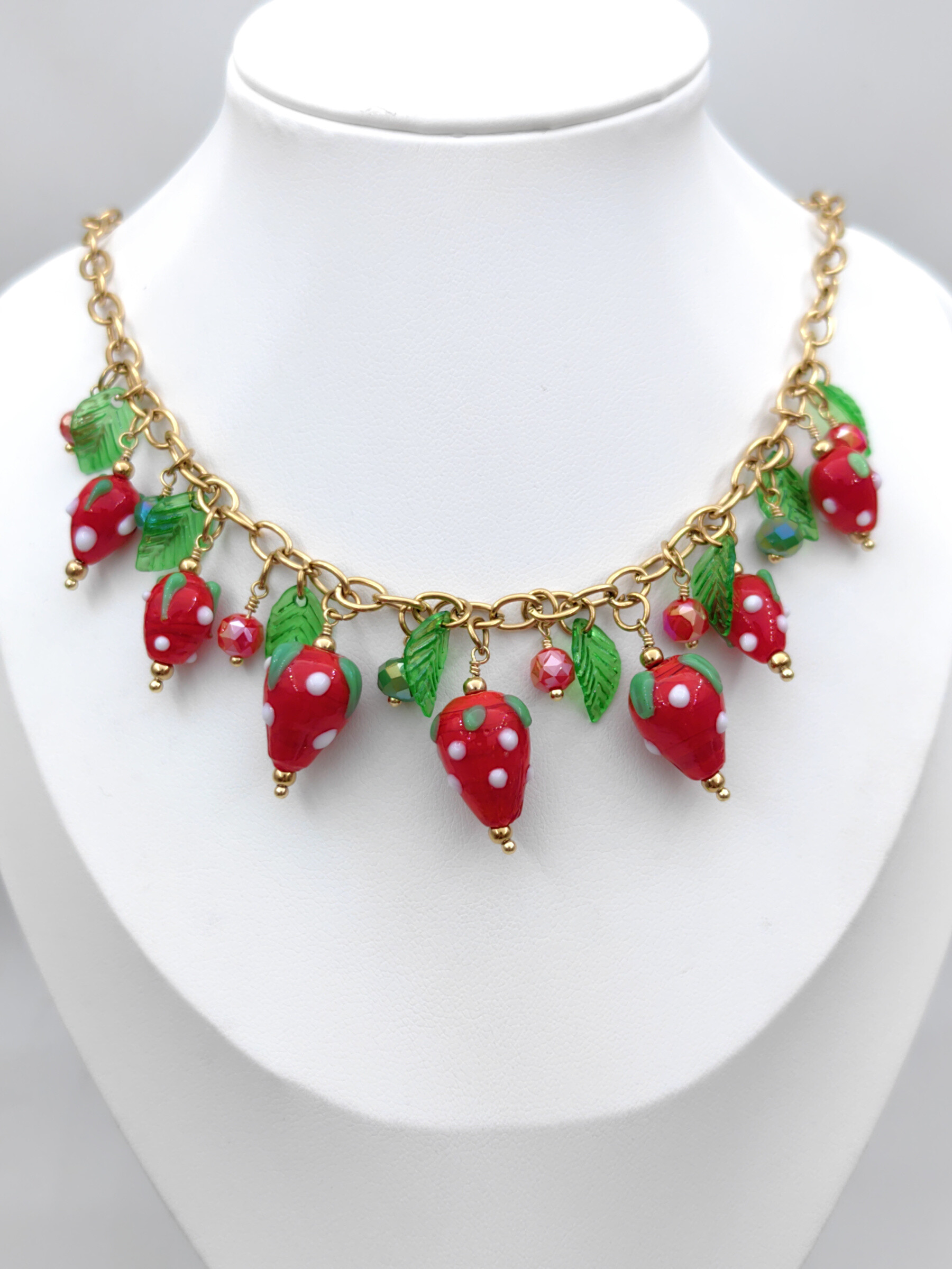 Grossiste Glam Chic - Collier à breloques fraises en acier inoxydable