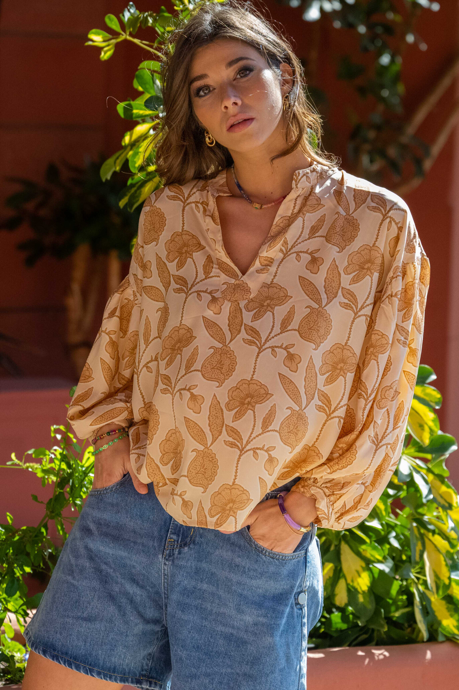 Grossista Gold & Silver - Blusa a maniche lunghe, scollo a V e cintura in tessuto da annodare