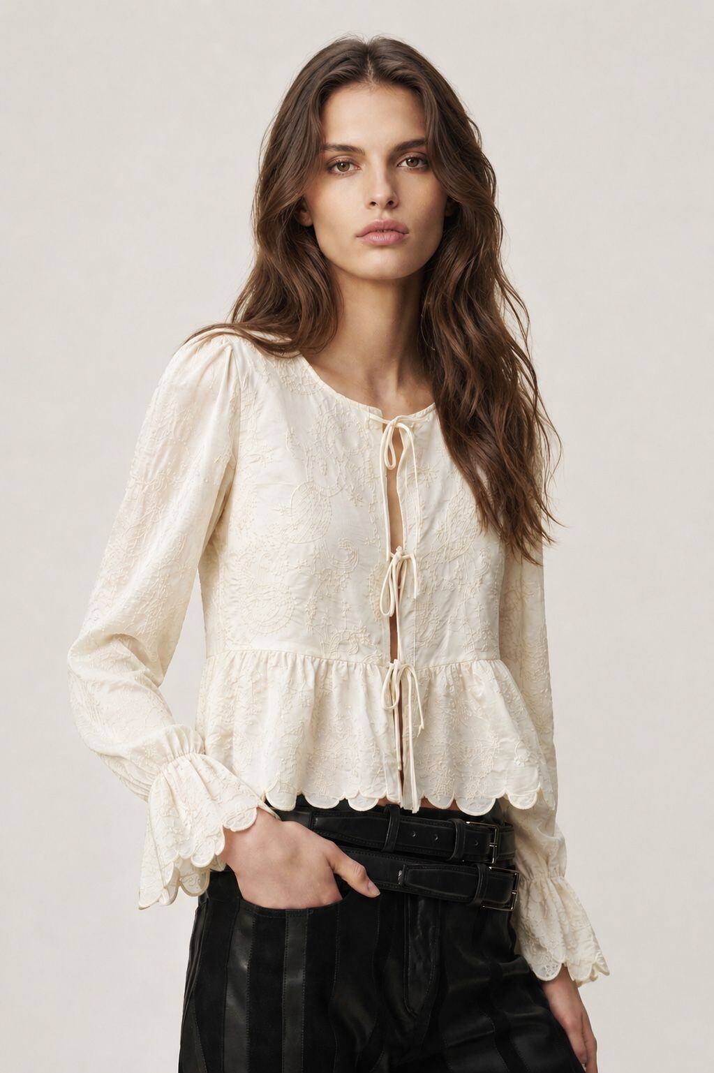 Grossiste Golden Days - G&D - Blouse brodée à manches longues avec liens à nouer et volants