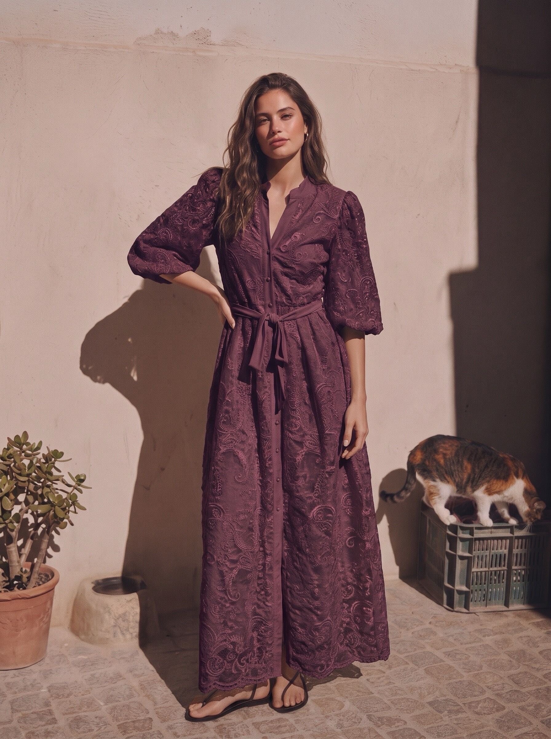 Großhändler Golden Days - G&D - Langes Spitzenkleid mit Knöpfen, Gürtel und Puffärmeln