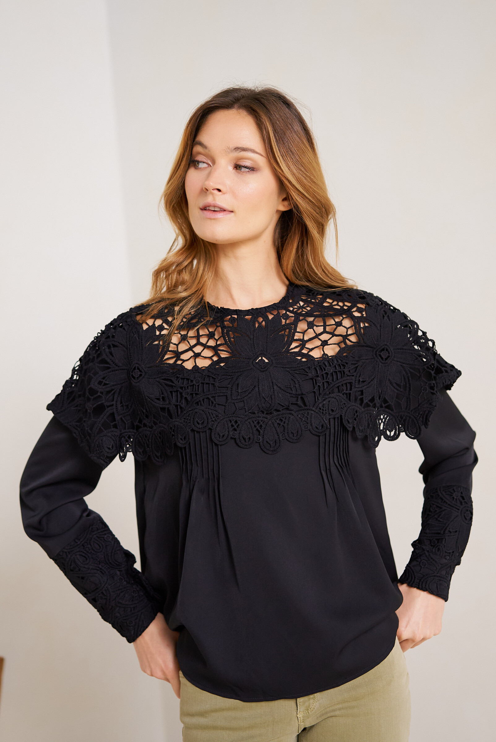Grossiste Golden Live - Blouse fluide à dentelle