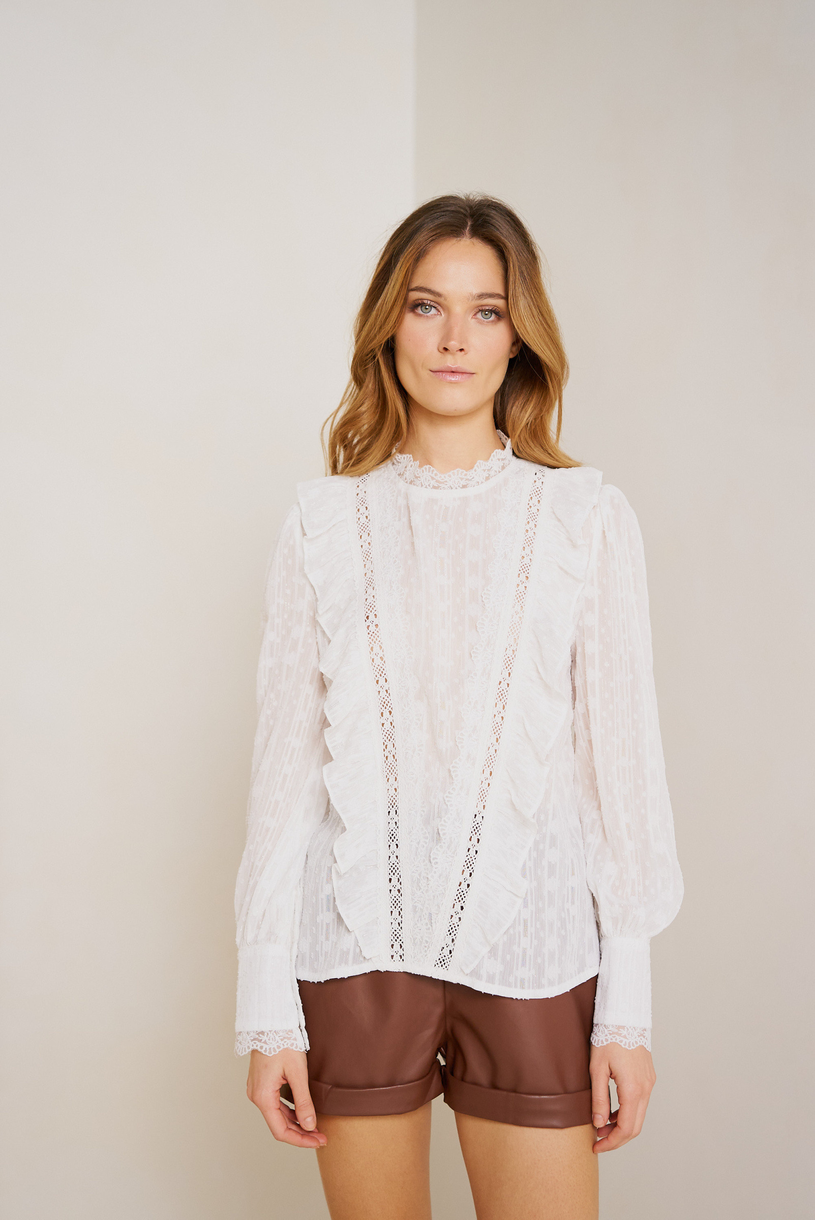 Grossiste Golden Live - Blouse en dentelle à volants