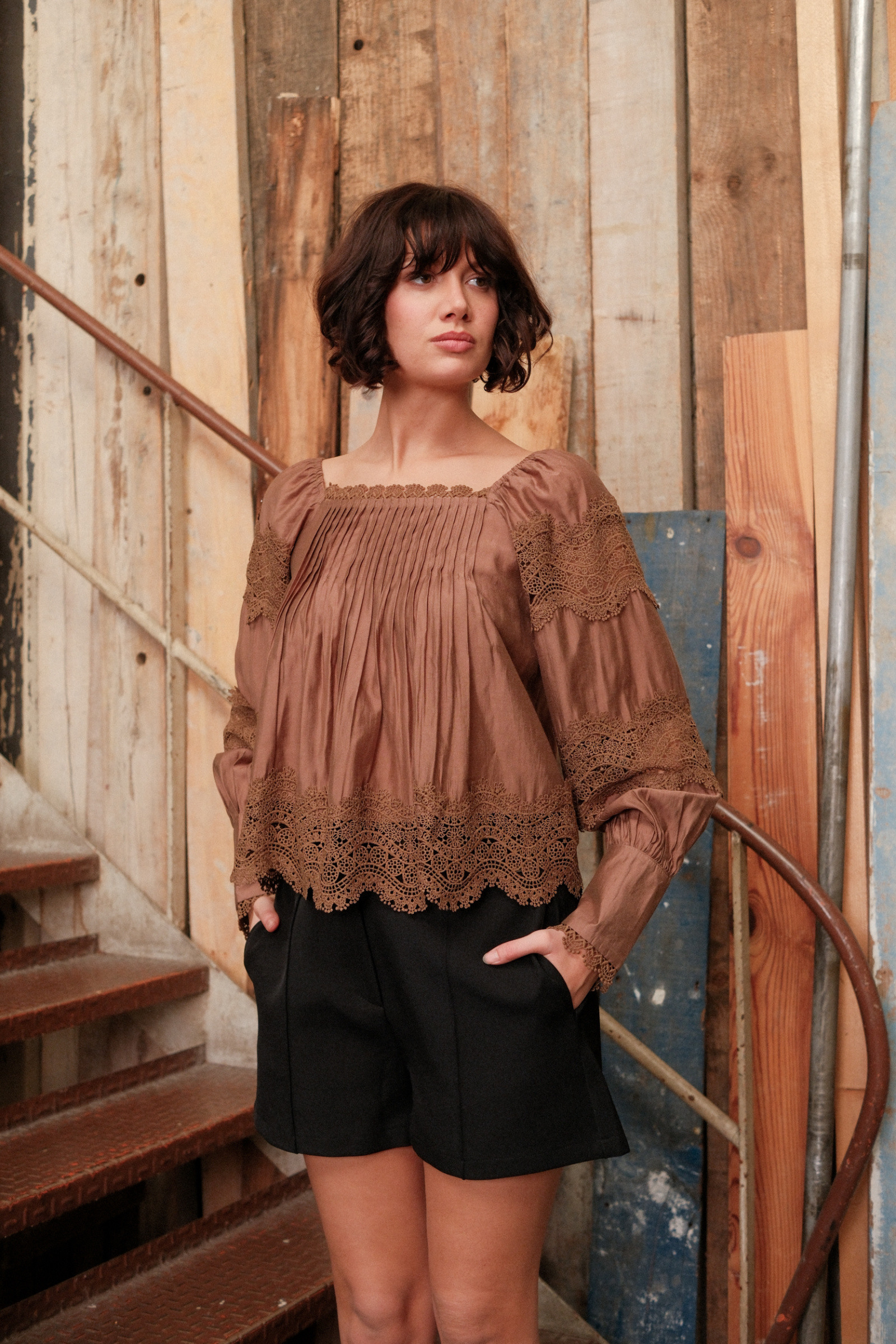 Grossiste Golden Live - Blouse fluide à smocks et dentelle