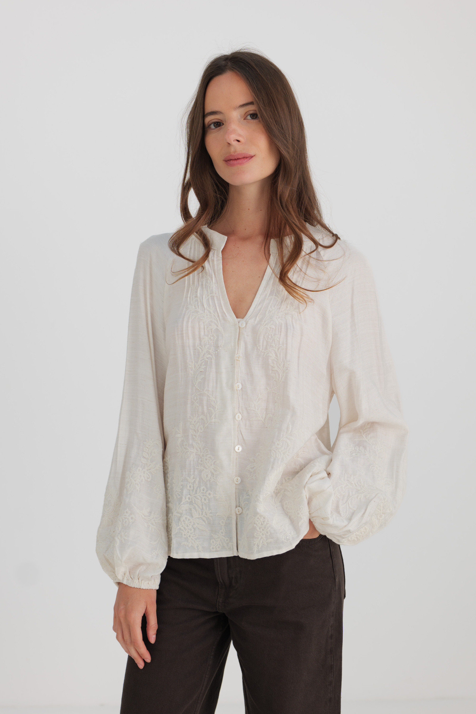 Grossiste Golden Live - Blouse légère avec broderies tons sur tons