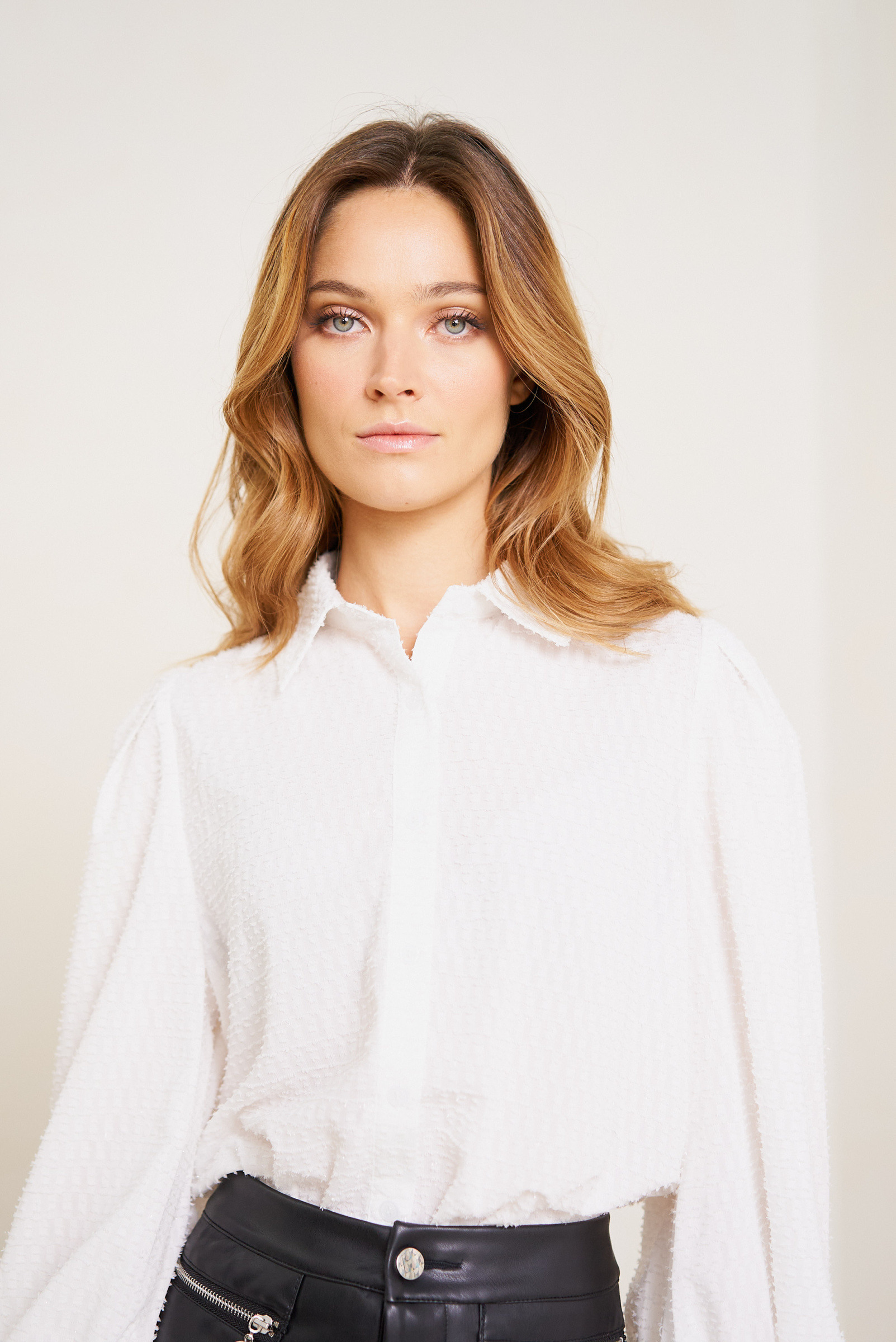 Grossiste Golden Live - Chemise à manches bouffantes brillante