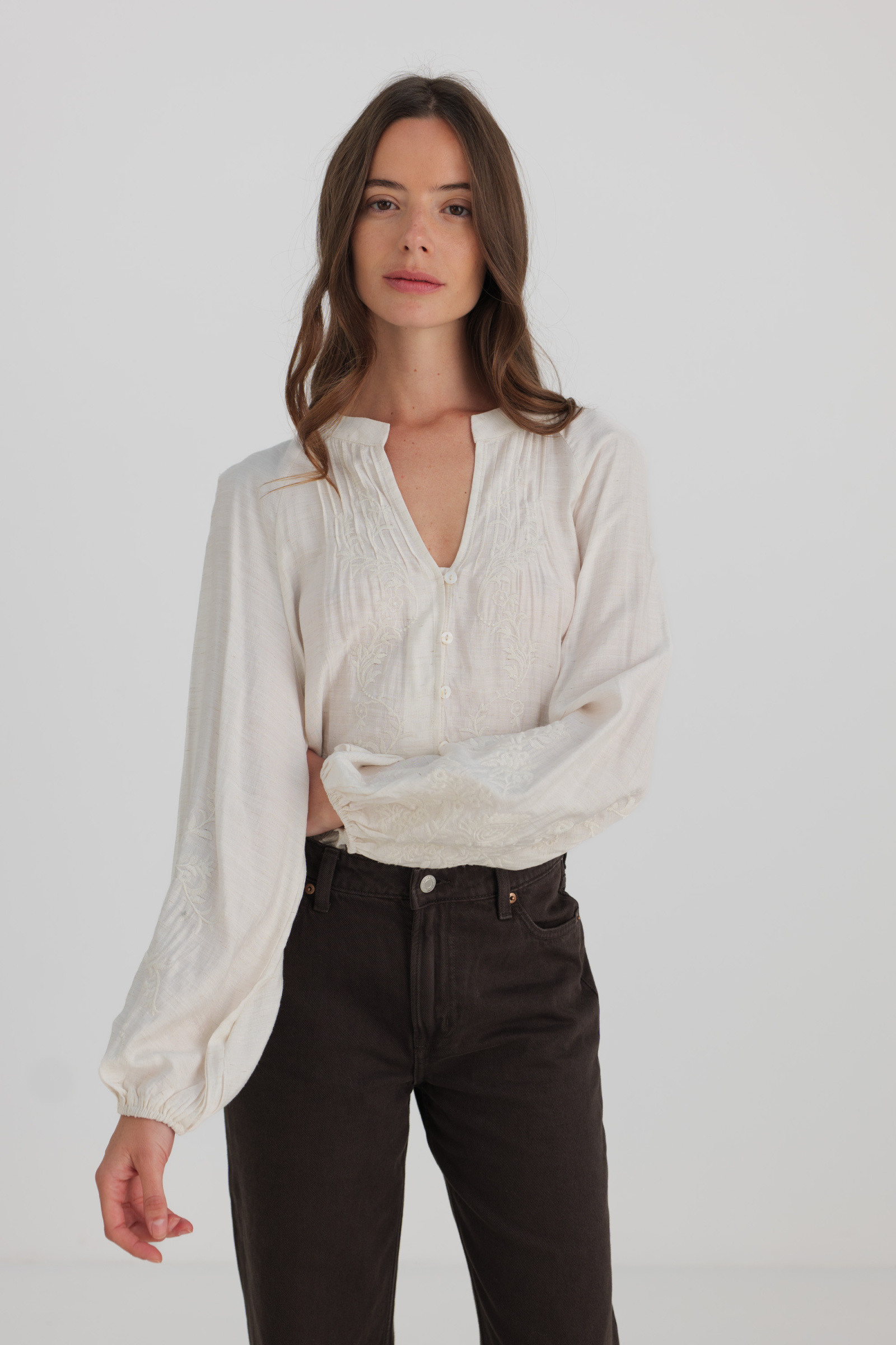 Wholesaler Golden Live - Tone-on-tone embroidered linen blouse