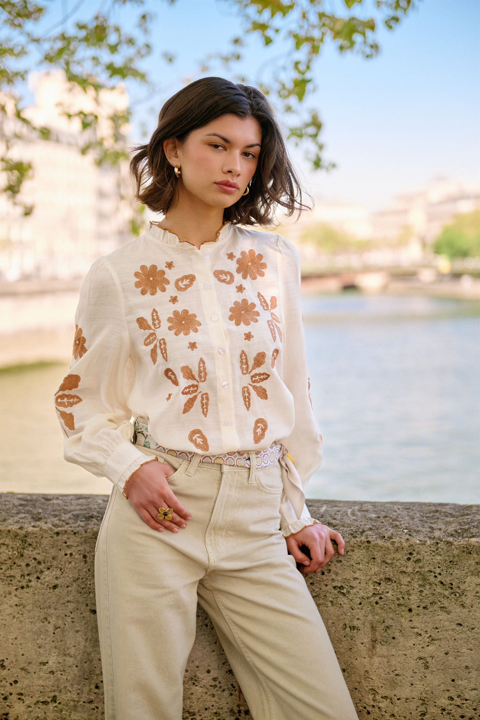 Mayorista Golden Live - Camisa con bordados florales