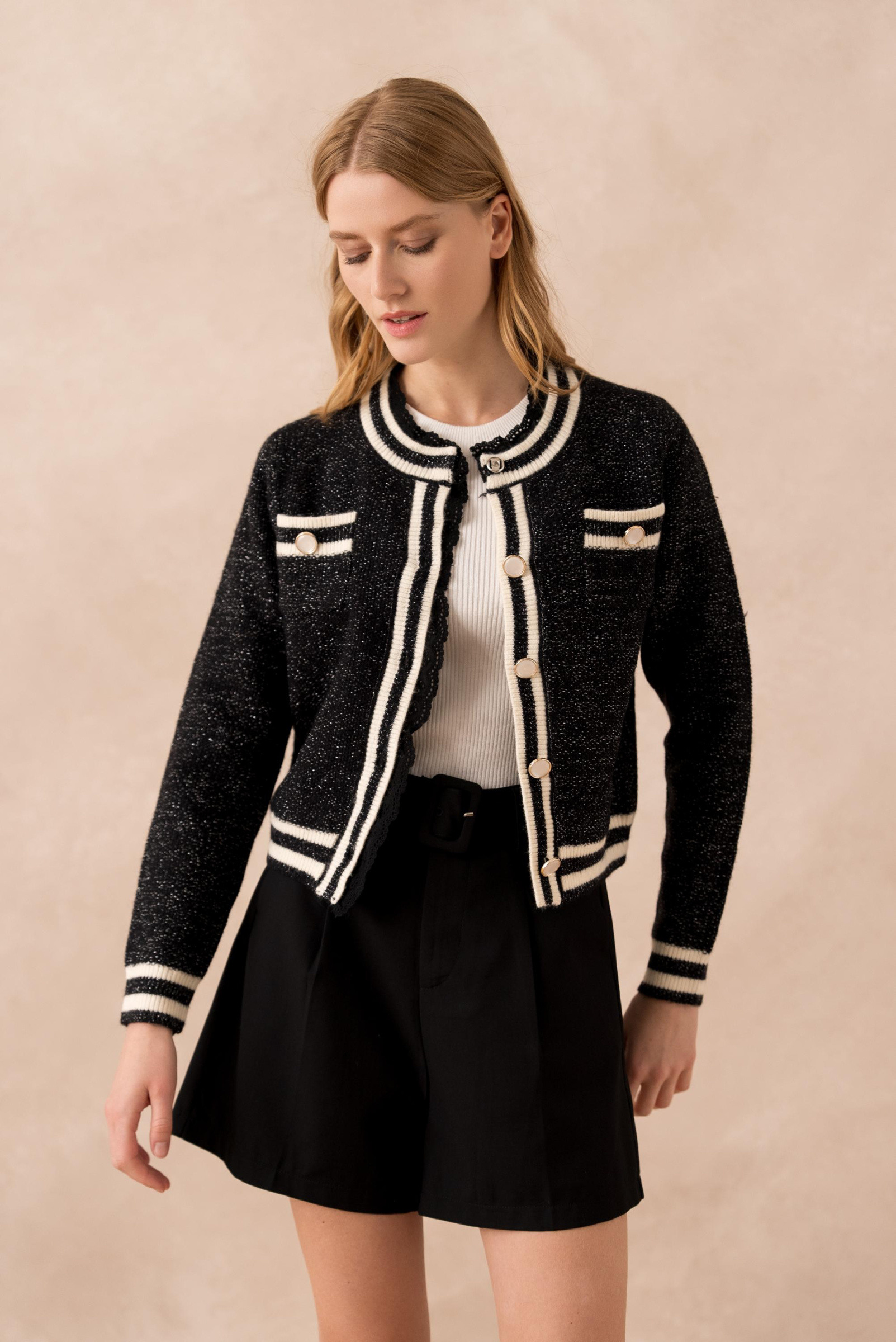 Grossiste Golden Live - Gilet en maille tweed noire chic, rayures contrastées et boutons dorés élégants.