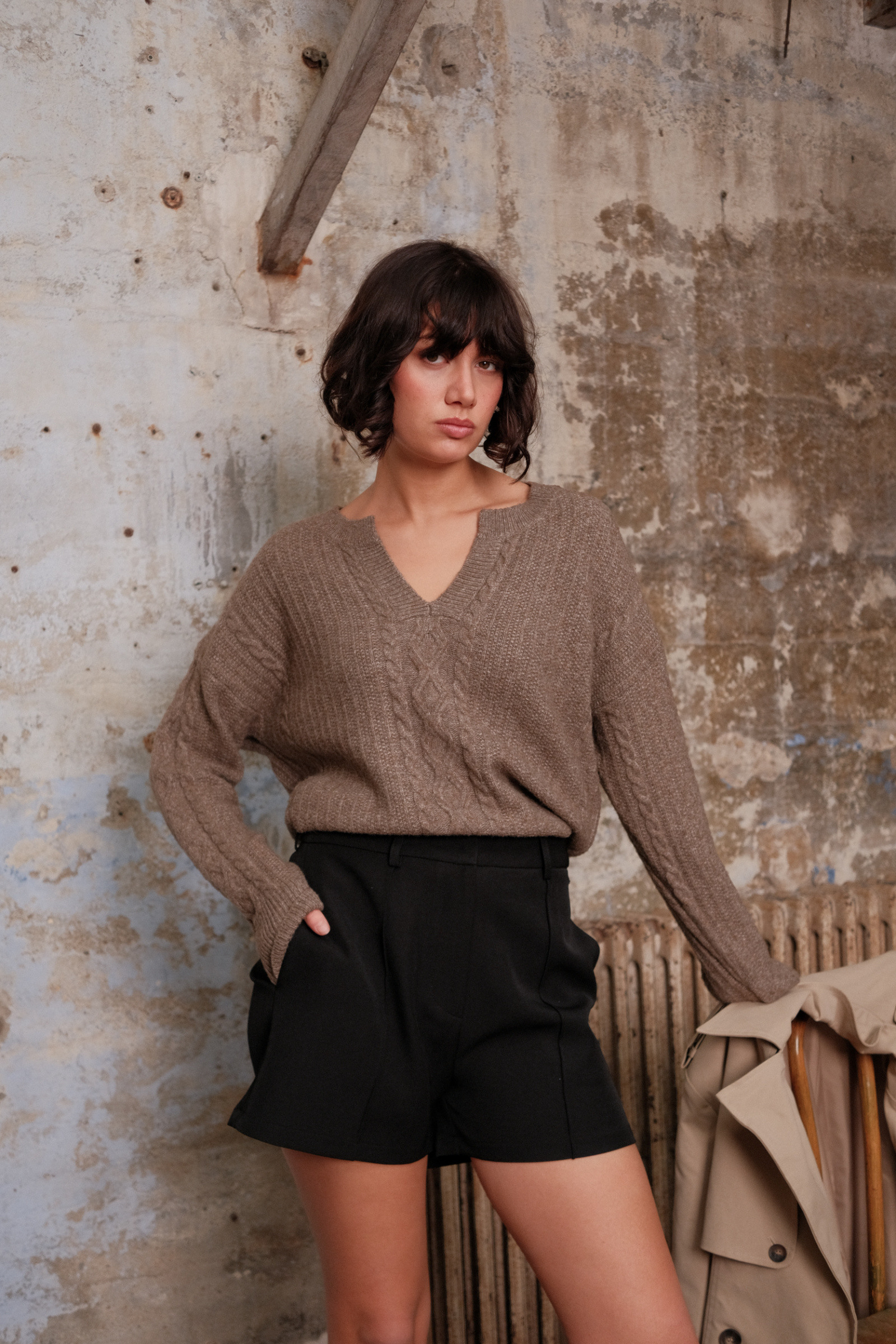 Wholesaler Golden Live - V-neck cable knit sweater