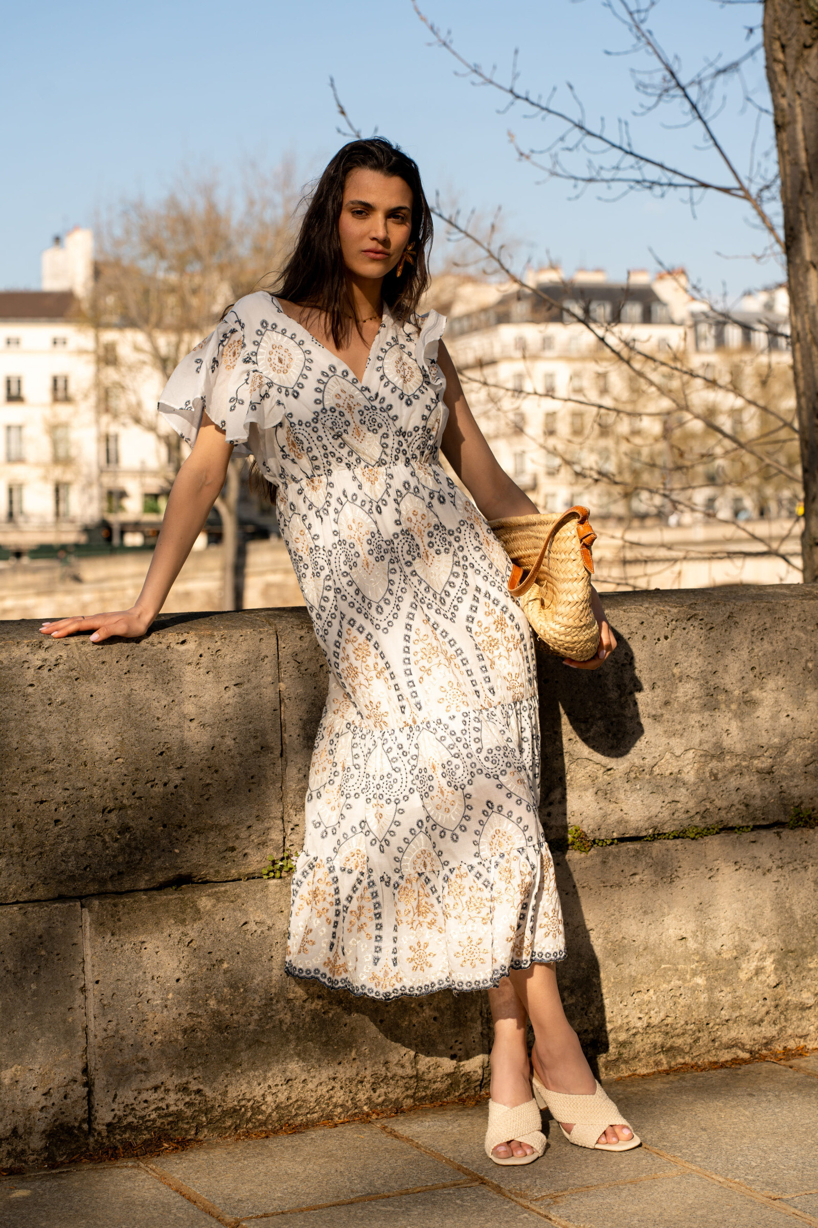 Grossiste Golden Live - Robe longue entièrement brodée, manches en volants
