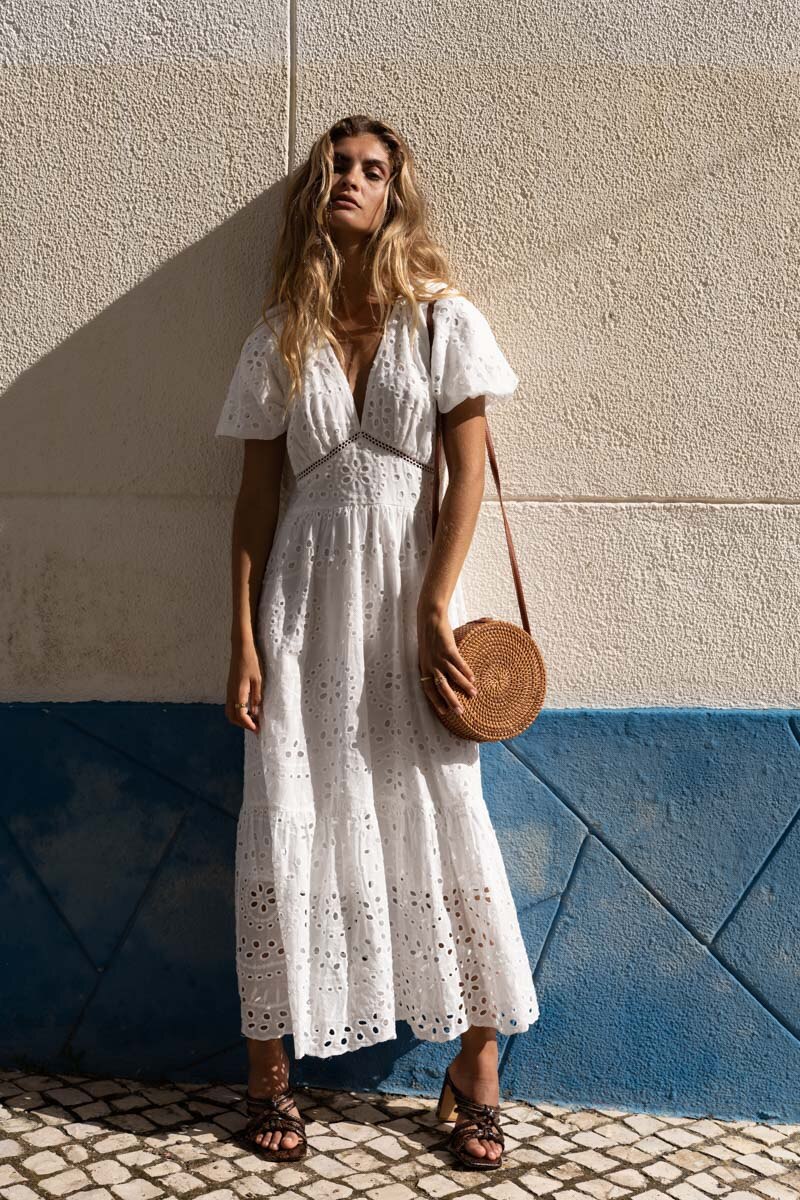 Grossiste Golden Live - Robe en broderies anglaises avec manches bouffantes
