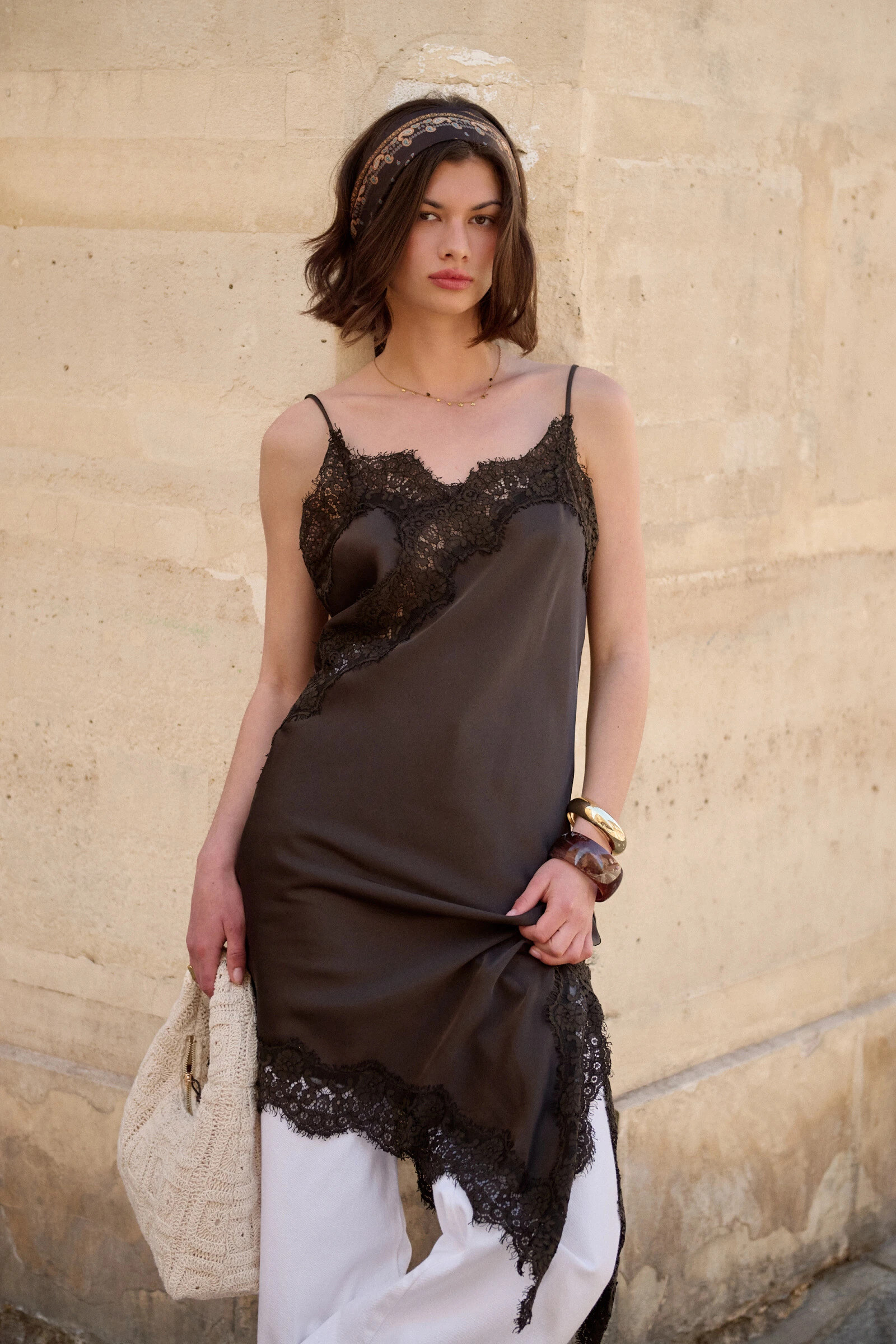 Grossiste Golden Live - Robe asymétrique satinée dentelle fines bretelles