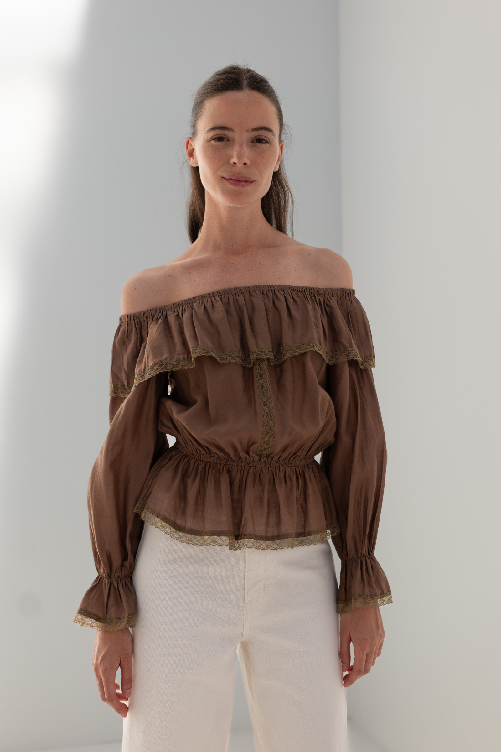 Grossiste Golden Live - Blouse en tencel avec dentelle et col bateau