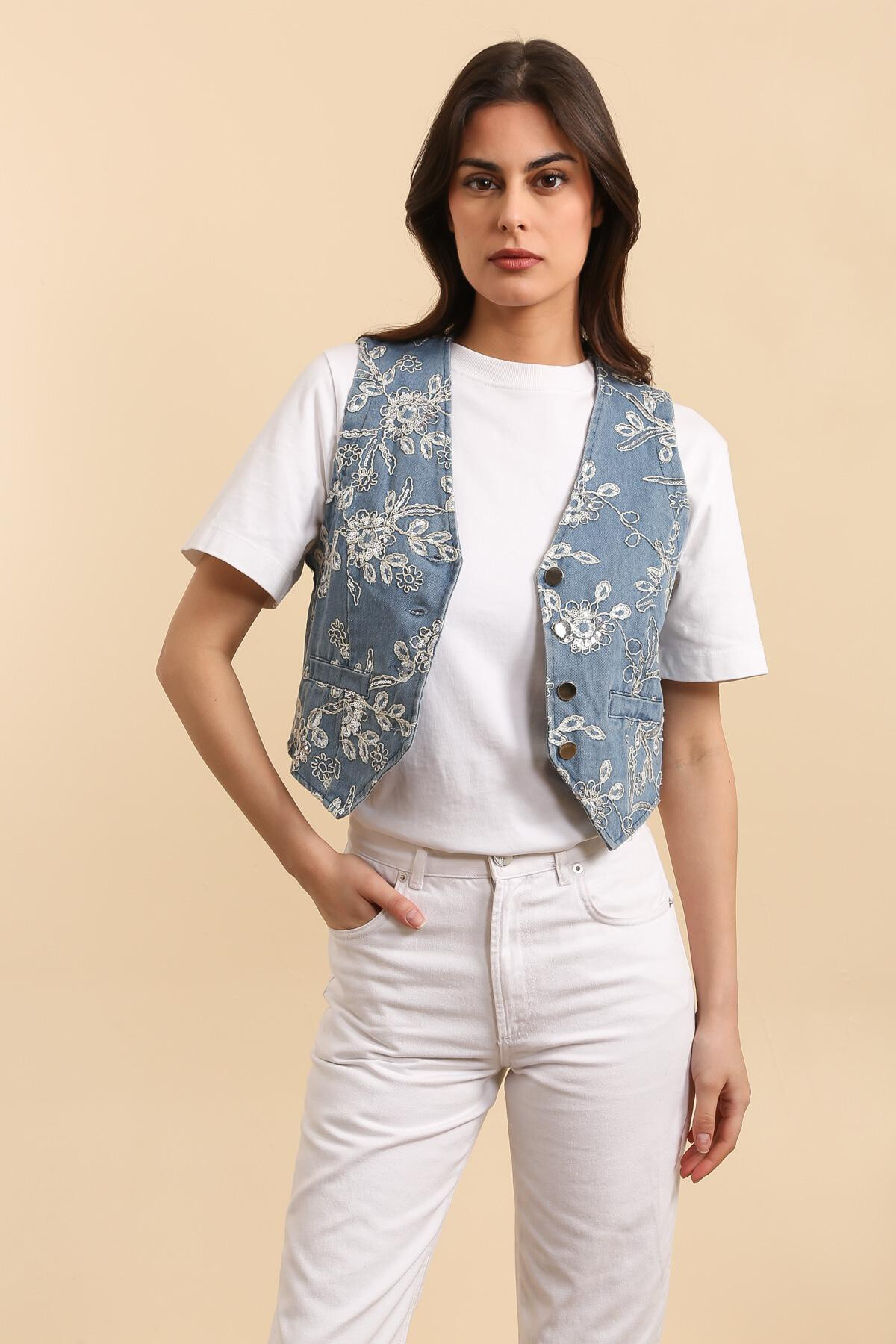 Wholesaler Golden Live - Sleeveless vest in embroidery and rhinestones