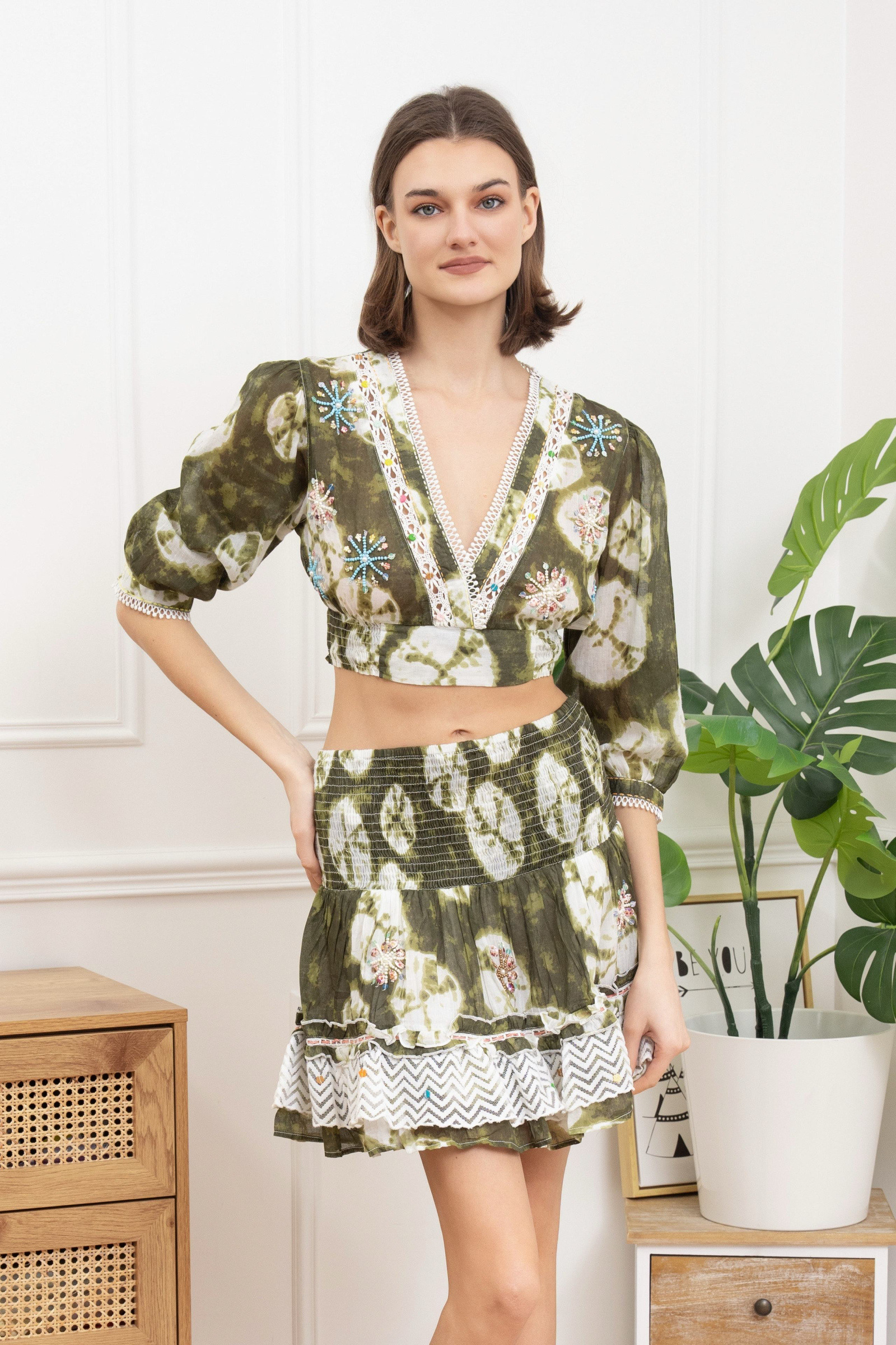 Mayorista Goldendays - Conjunto de top corto y falda corta estampados con bordados