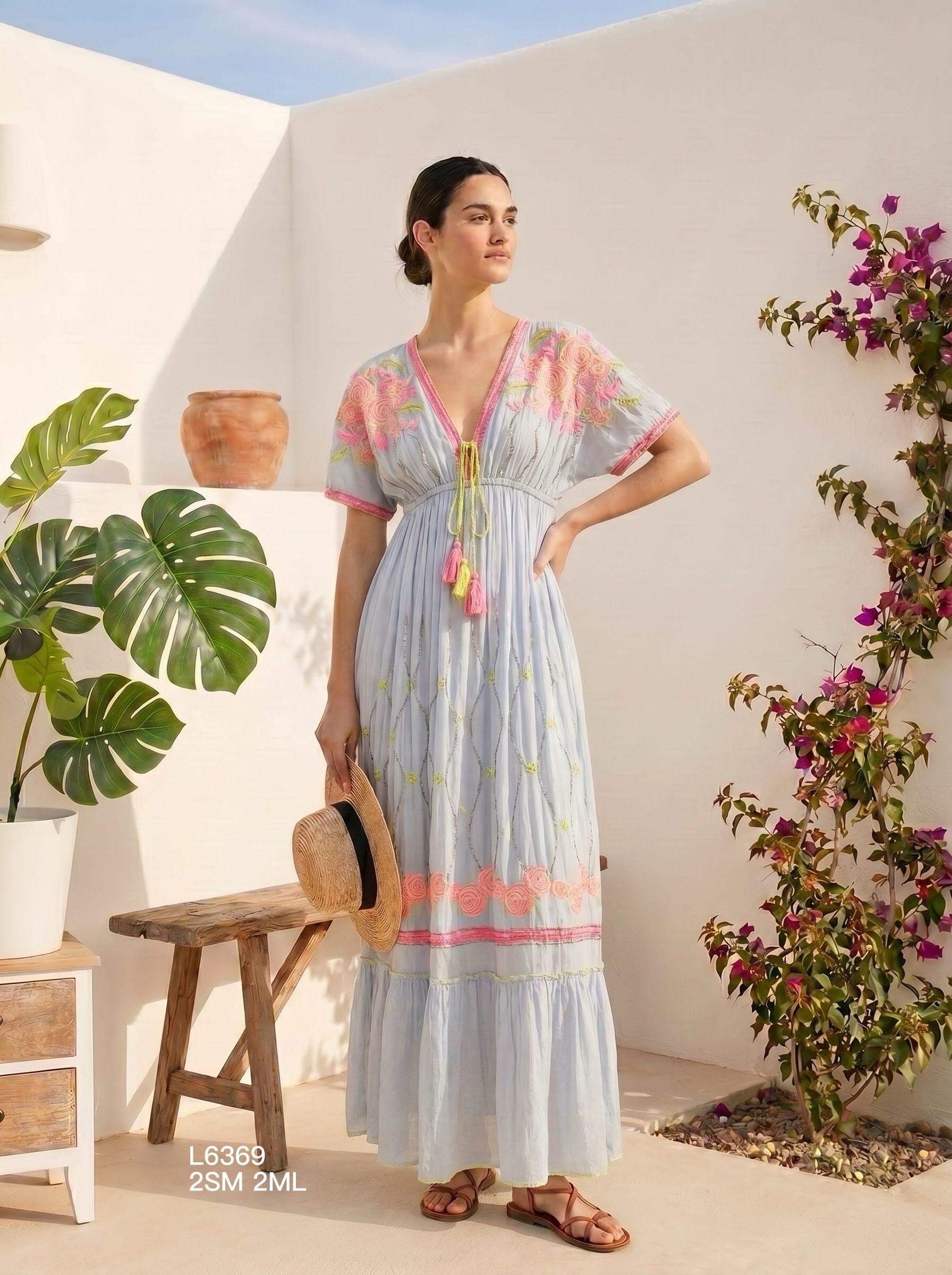 Mayorista Goldendays - Vestido largo bordado con mangas cortas y cuello en V