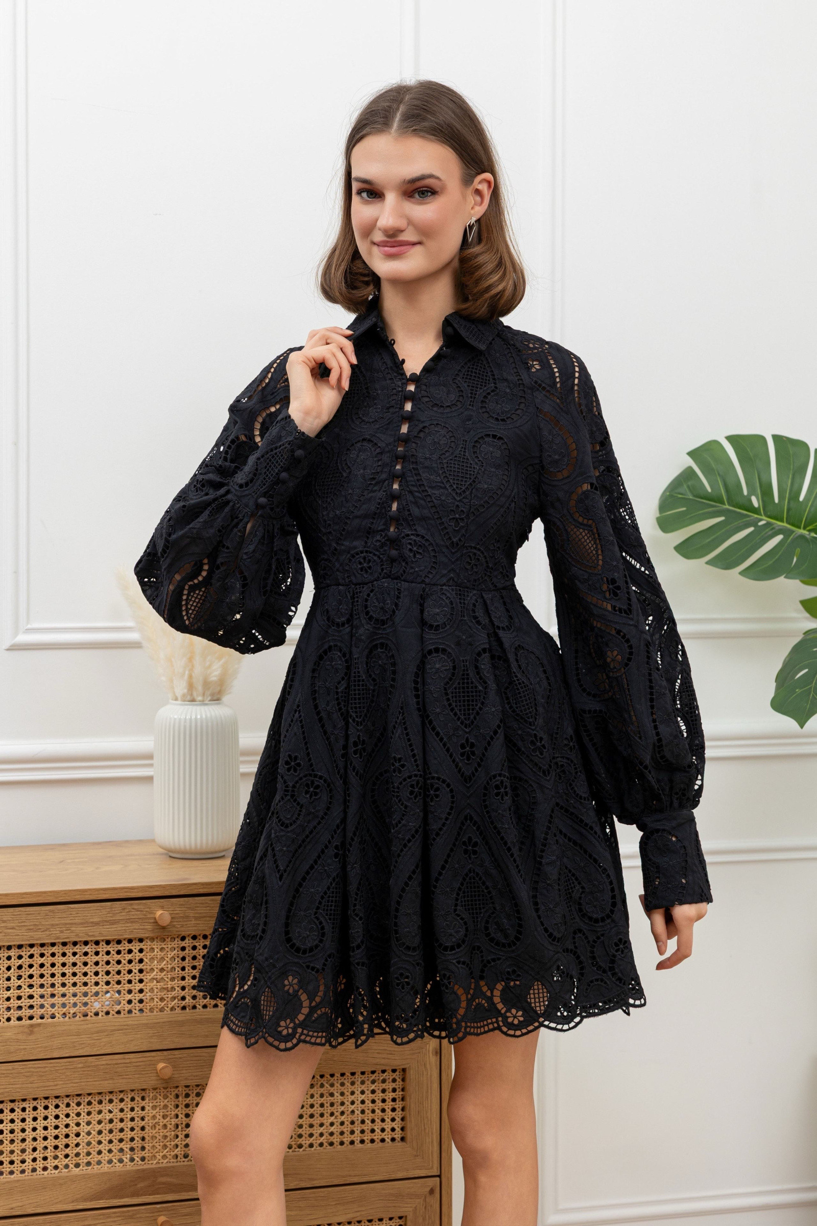 Grossiste Goldendays - Robe courte à manches longues en dentelle ajourée avec col chemise