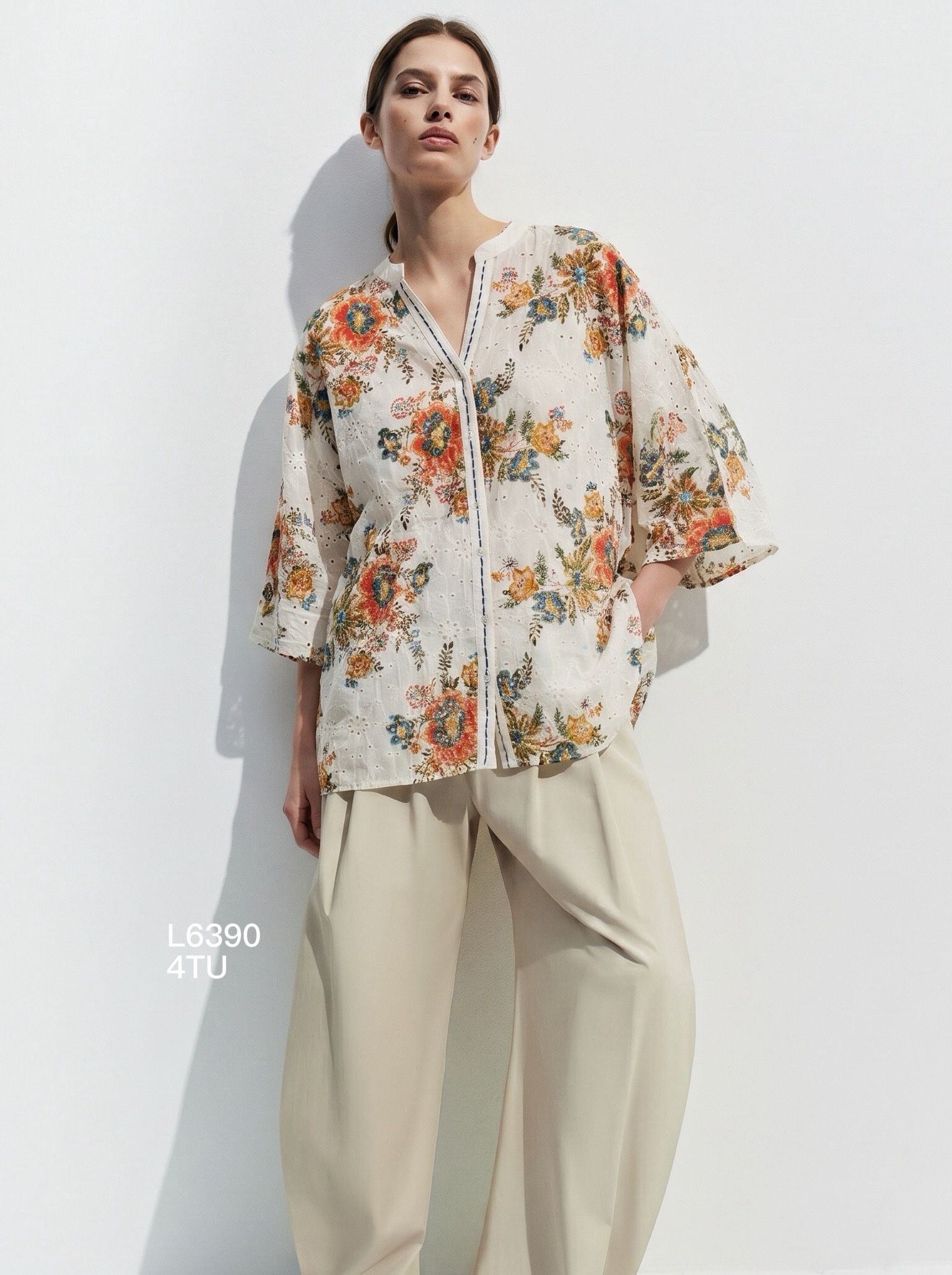 Mayorista Goldendays - Blusa estampada con mangas tres cuartos y cuello abierto