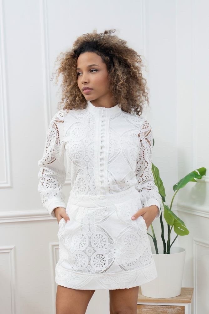 Mayorista Goldendays - Vestido corto de encaje geométrico con cuello alto y botones decorativos