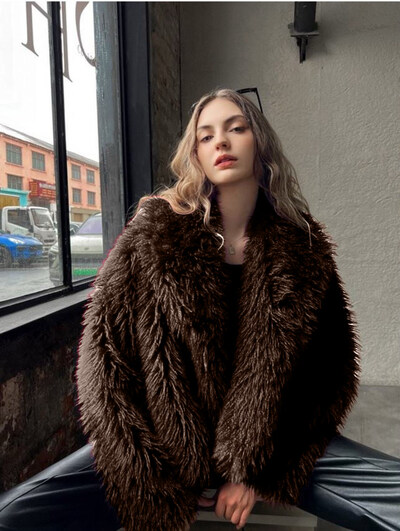 Grossiste Golden Days - G&D - Veste oversize en fausse fourrure à poils longs, texture volumineuse et douce Grossiste Golden Days - G&D - Veste oversize en fausse fourrure à poils longs, texture volumineuse et douce