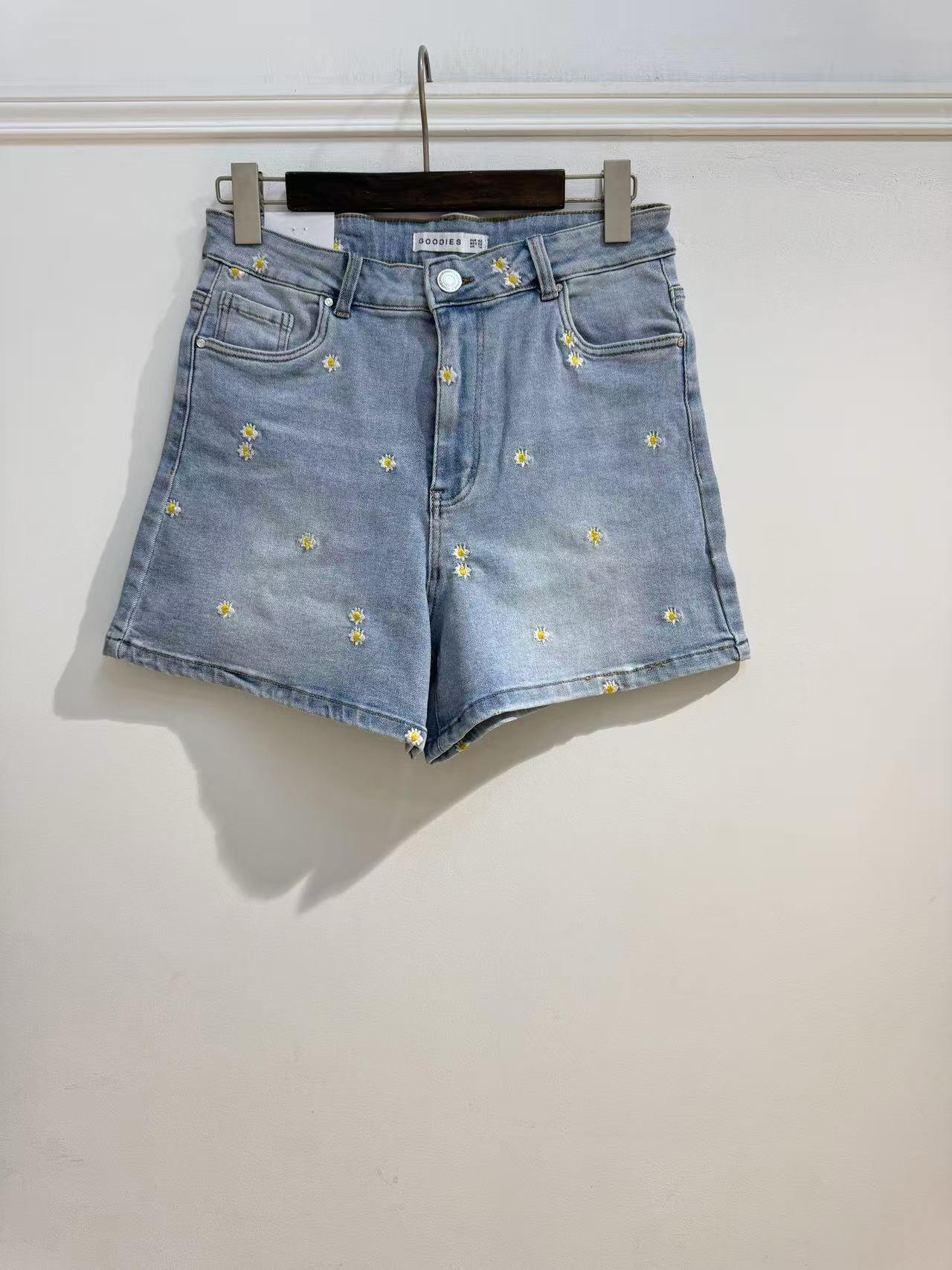 Großhändler Goodies - Jeansshorts mit gestickten Gänseblümchen