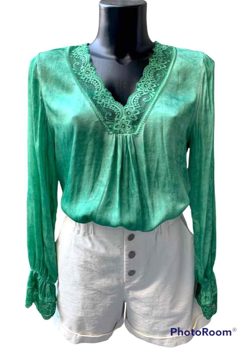 Grossiste Graciela Paris - Blouse fluide col V en viscose satiné. dentelles au col et poignées