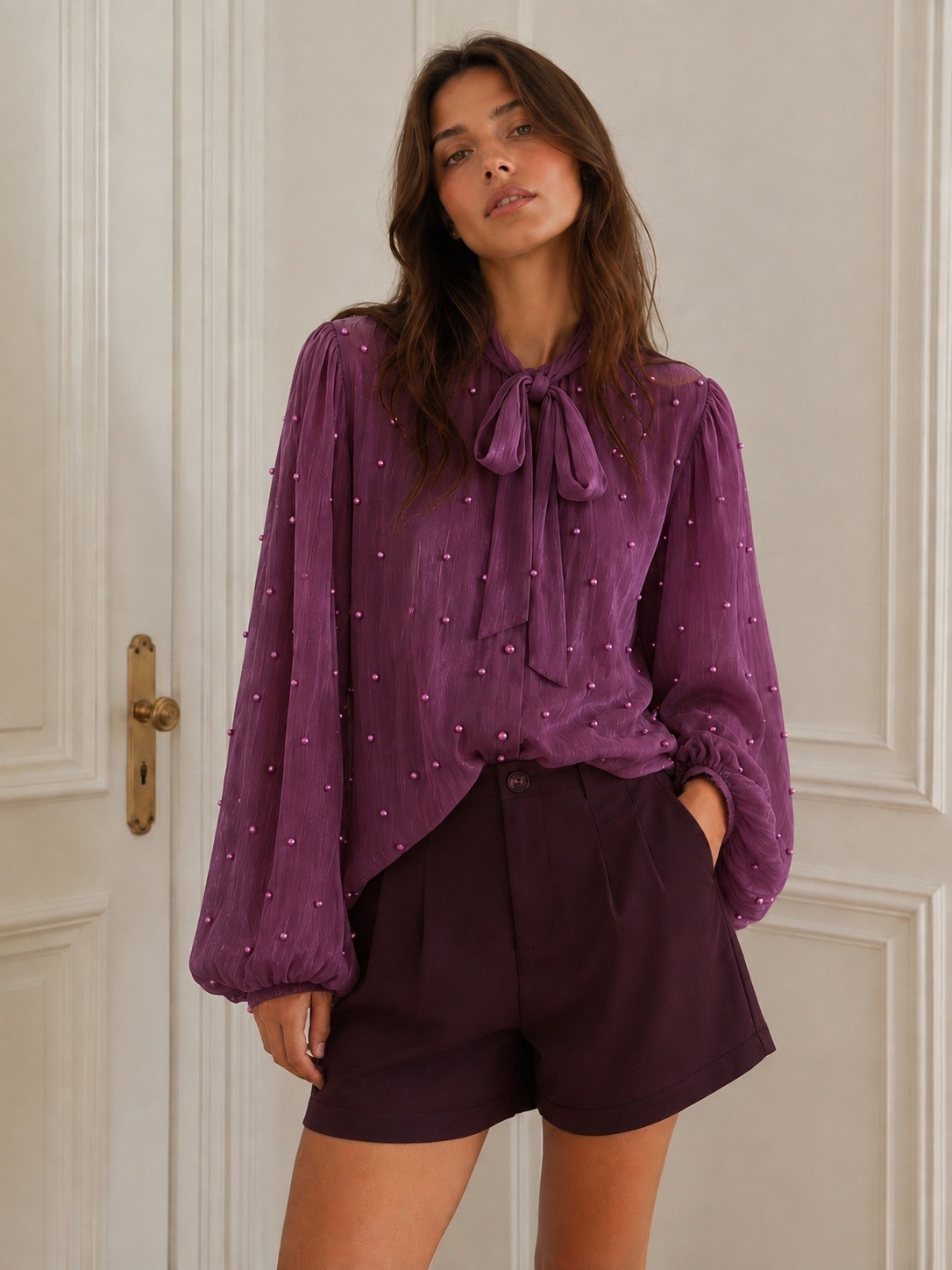 Grossista Graciela Paris - Camicia ampia e fluida effetto organza, decorata con perle e colletto da annodare