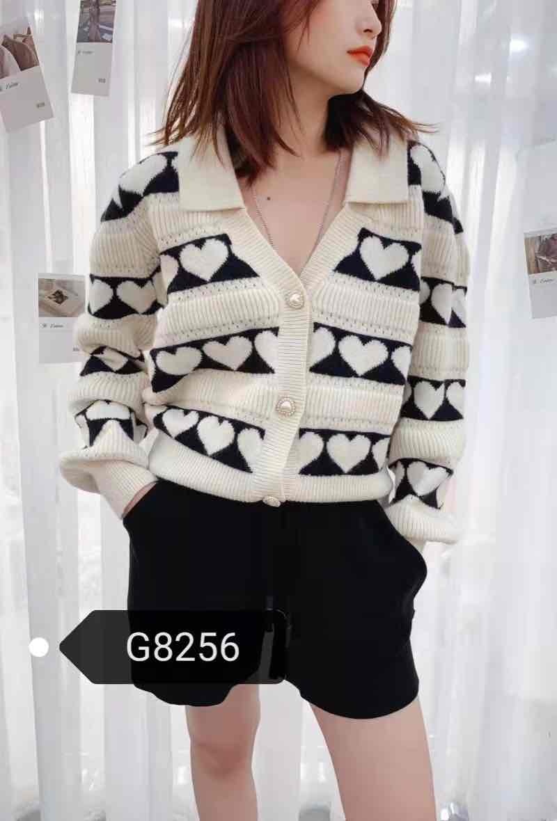 Grossiste Graciela Paris - Gilet en jacquard de motifs coeur alignés sur bande. col chemisier