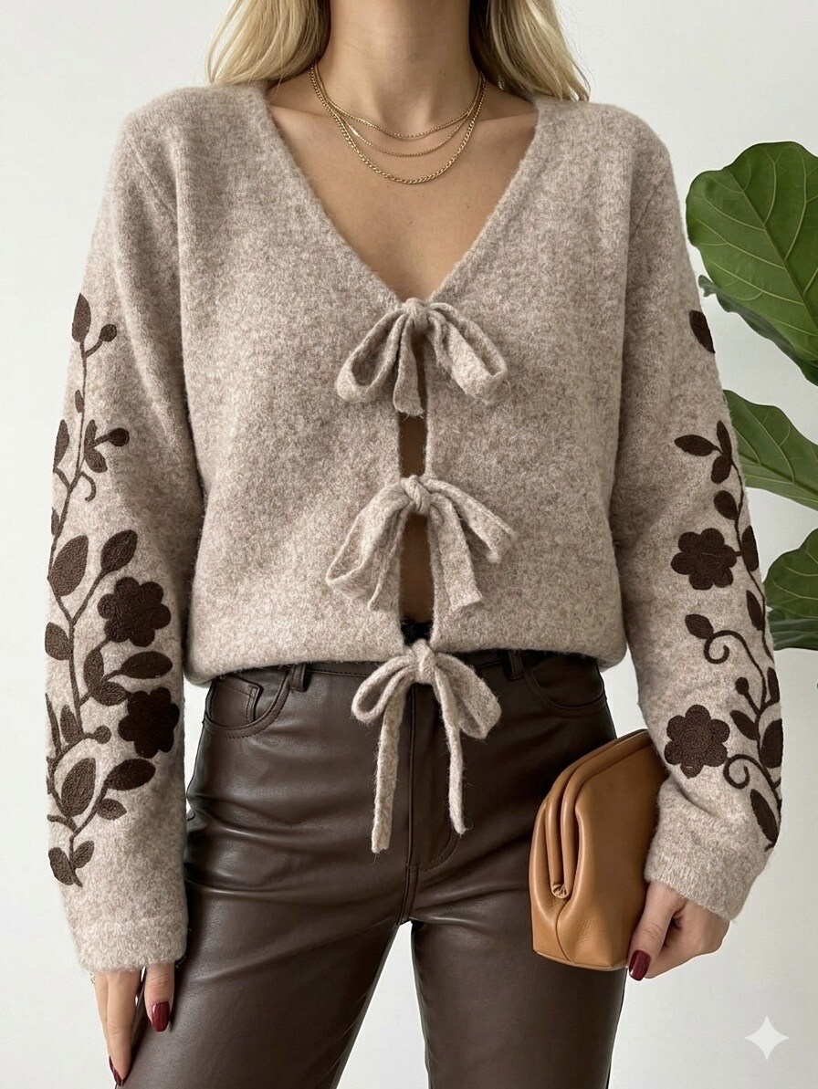 Großhändler Graciela Paris - Sehr weicher Strick-Cardigan, vorne zum Binden und Blumenstickerei an den Ärmeln