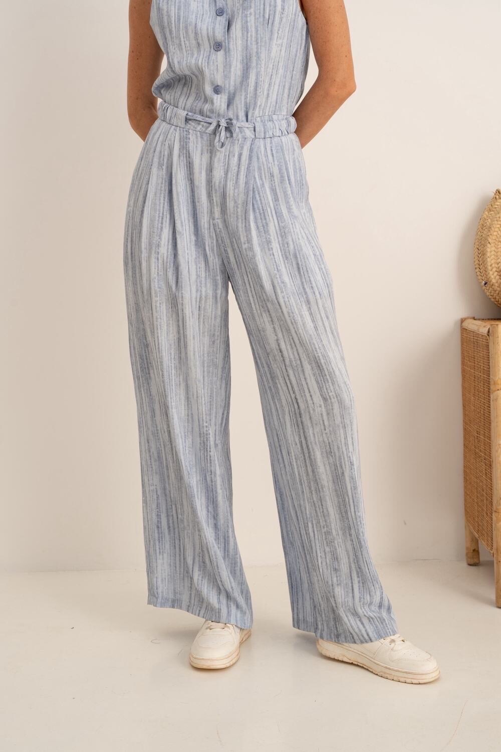 Mayorista Graciela Paris - Los pantalones azules acampanados coinciden con el chaleco GYD06
