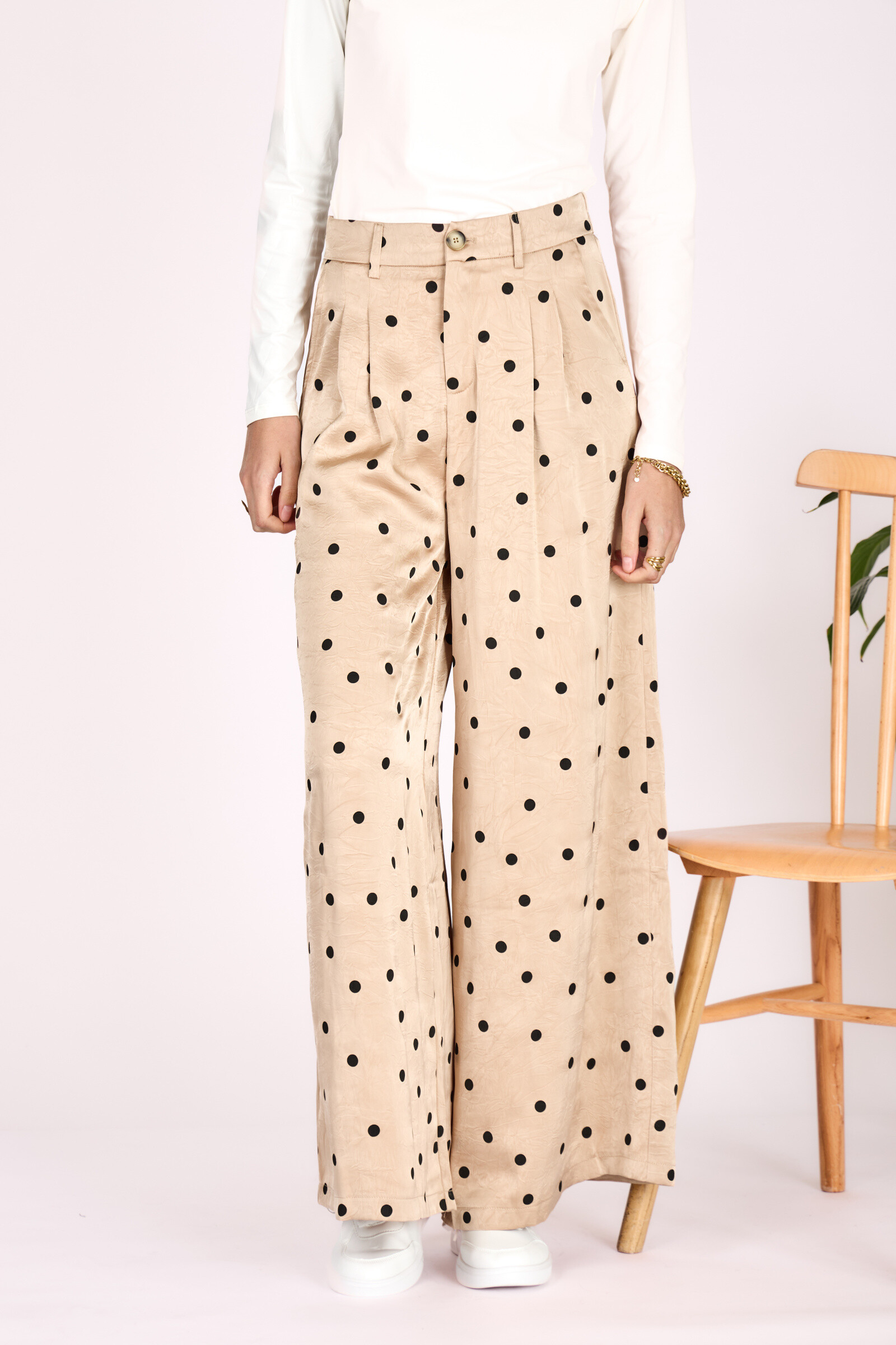 Grossiste Graciela Paris - Pantalon large effet jupe fluide en satin avec imprimé de petits pois